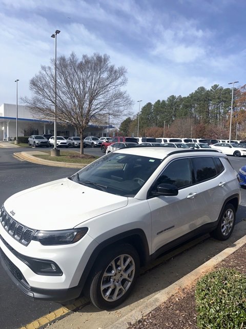 2023 Jeep Compass Latitude Lux photo 3