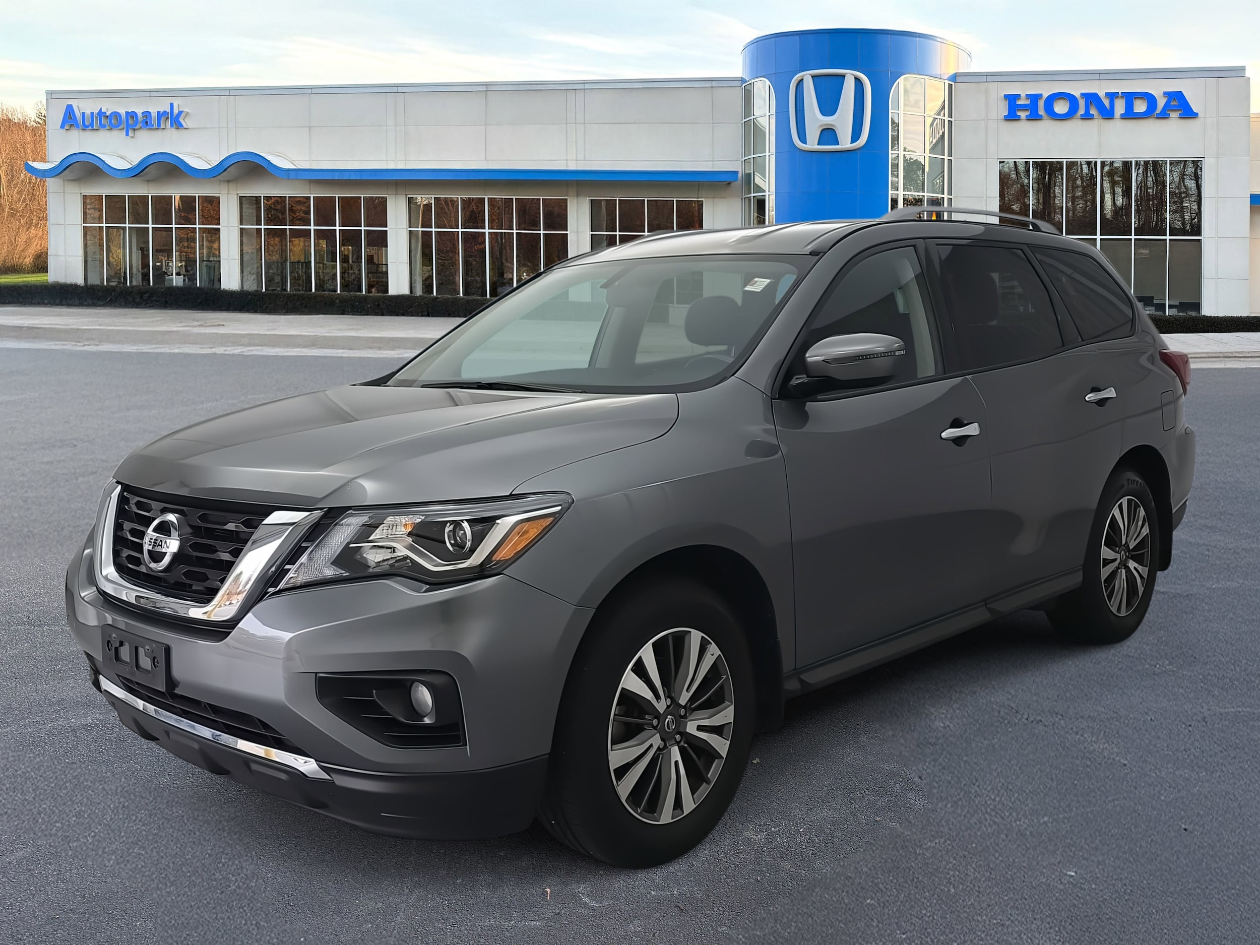 2017 Nissan Pathfinder SV's photo