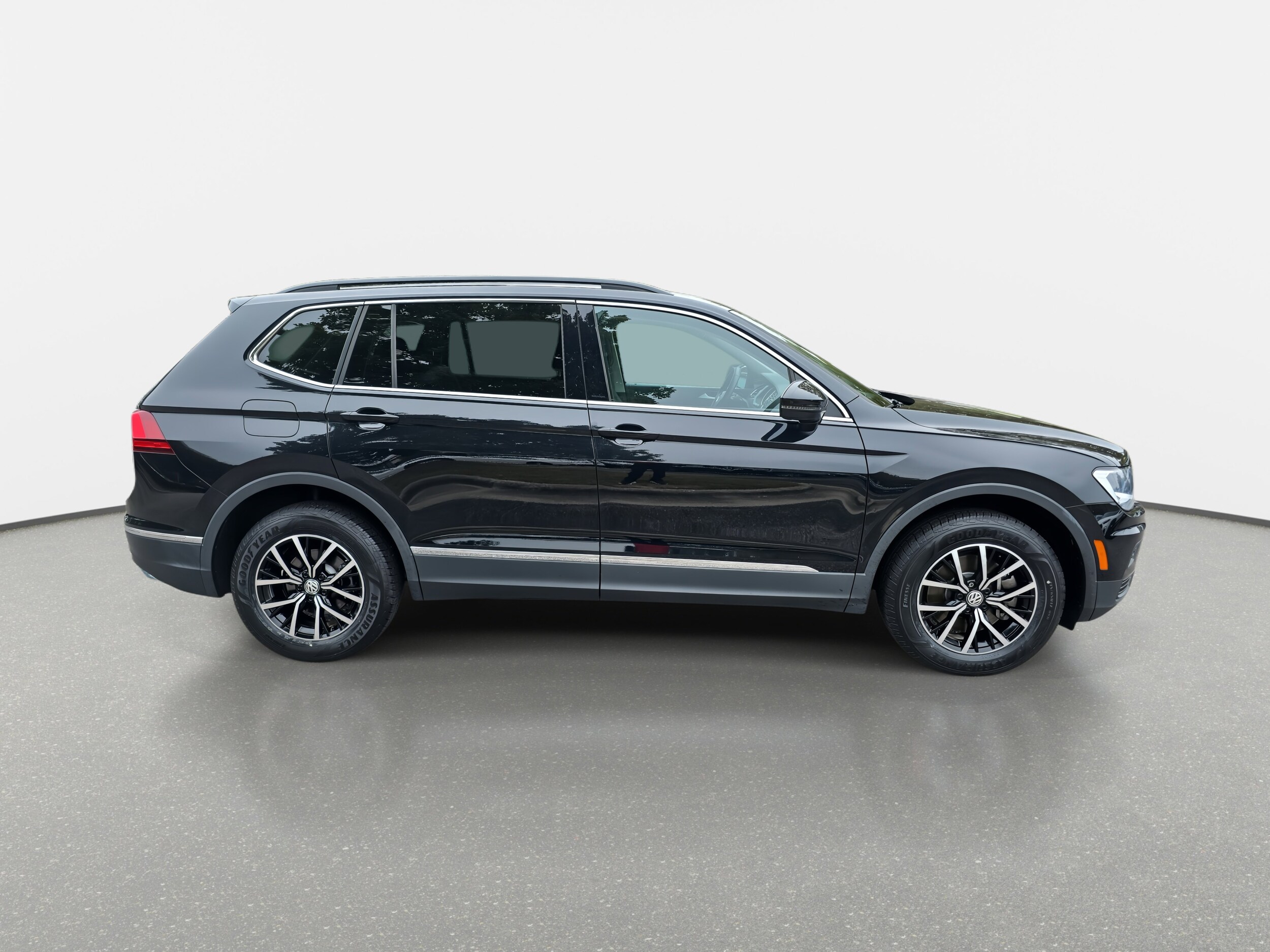 2021 Volkswagen Tiguan SE photo 3