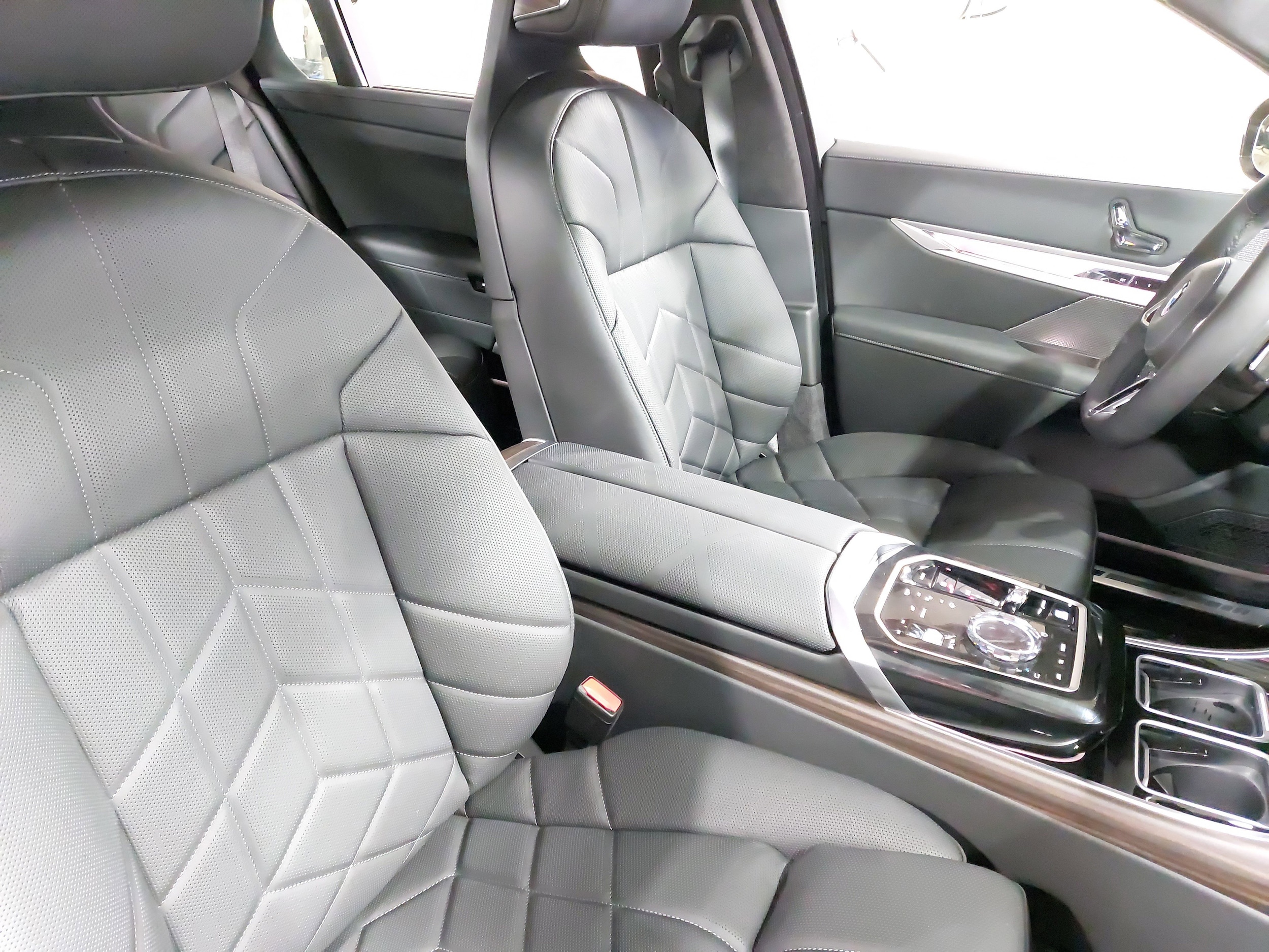 2025 BMW 7 Series 760i - Photo 10