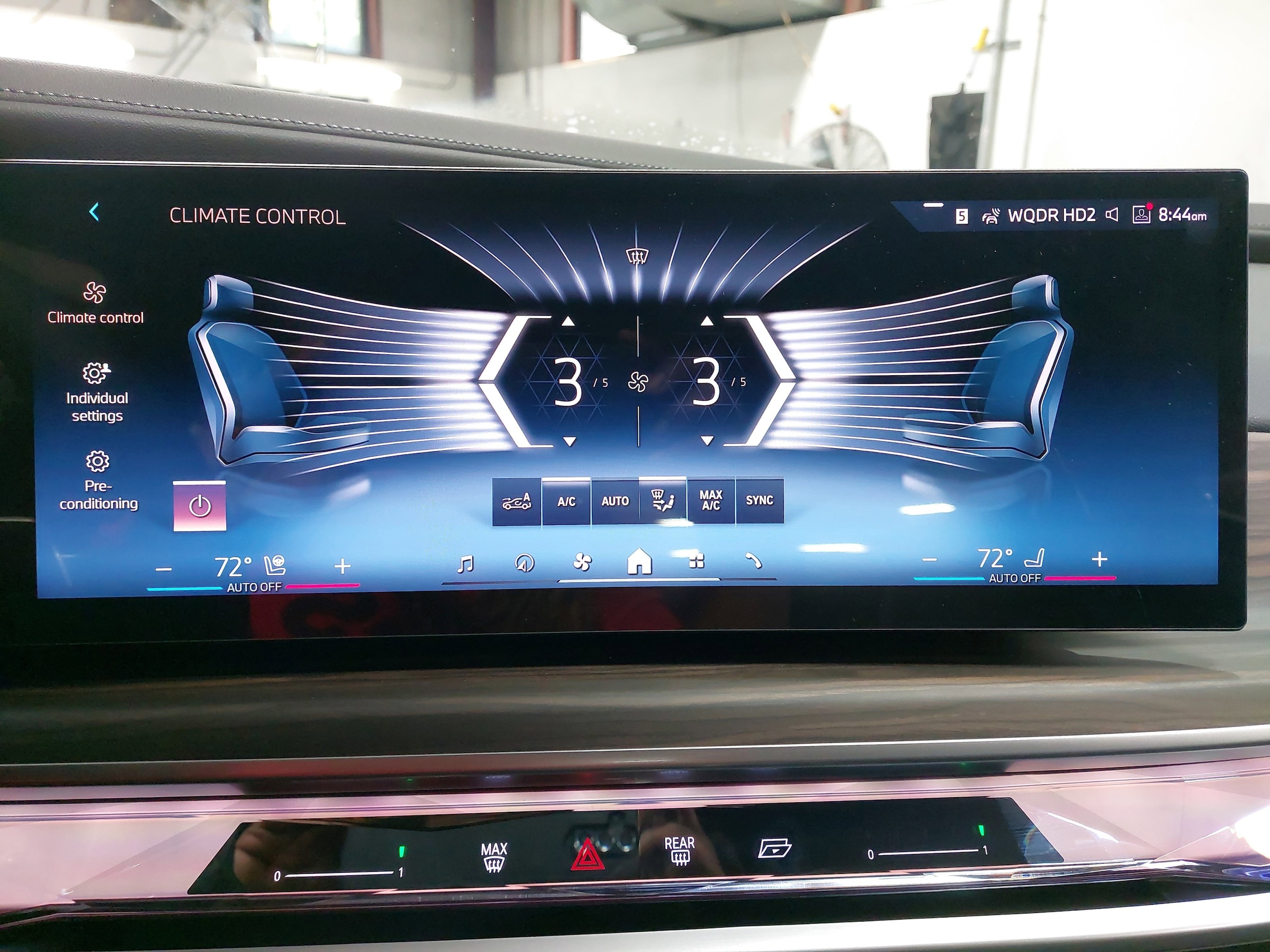 2025 BMW 7 Series 760i - Photo 21