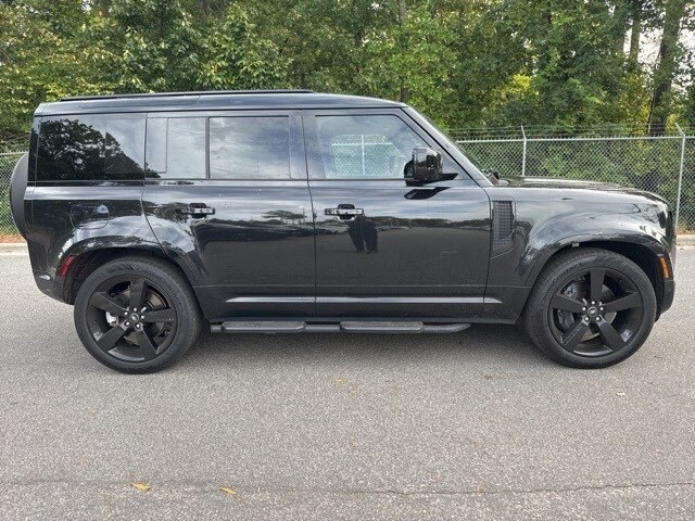 2025 Land Rover Defender 110 X-Dynamic SE photo 4