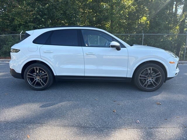 2022 Porsche Cayenne Base photo 2