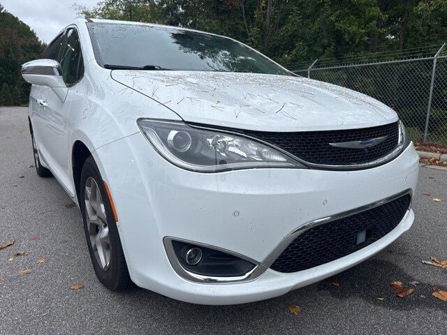 2020 Chrysler Pacifica Limited photo 3