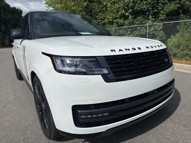 2025 Land Rover Range Rover SE photo 3