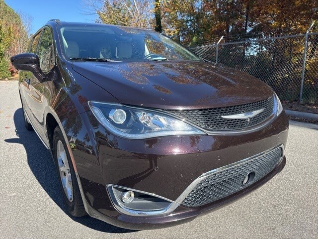 2017 Chrysler Pacifica Touring Plus photo 2