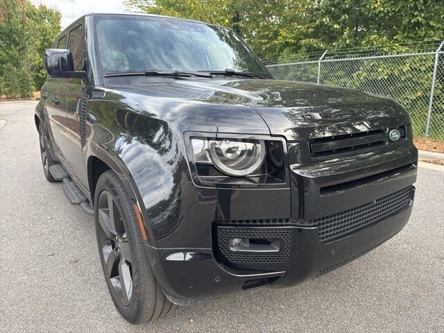 2025 Land Rover Defender 110 X-Dynamic SE photo 3