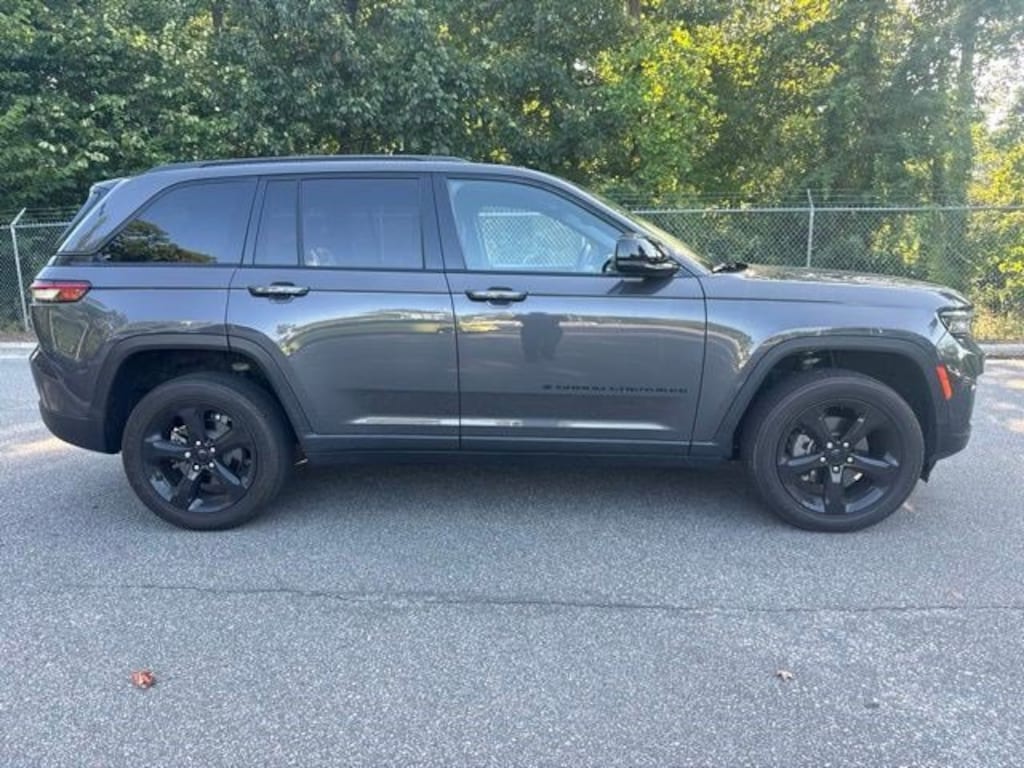 Used 2024 Jeep Grand Cherokee Altitude SUV