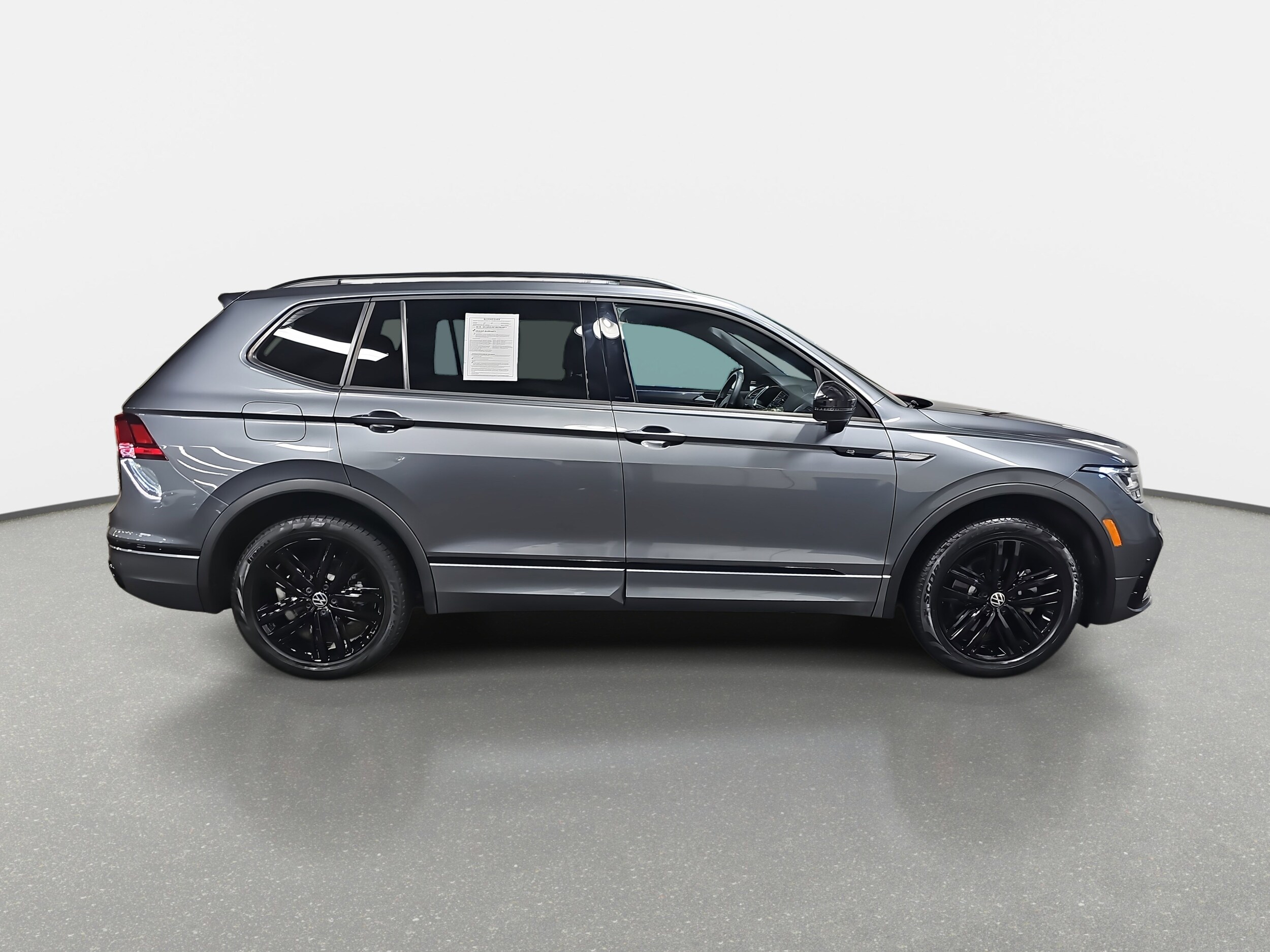 2022 Volkswagen Tiguan SE R-Line Black photo 2