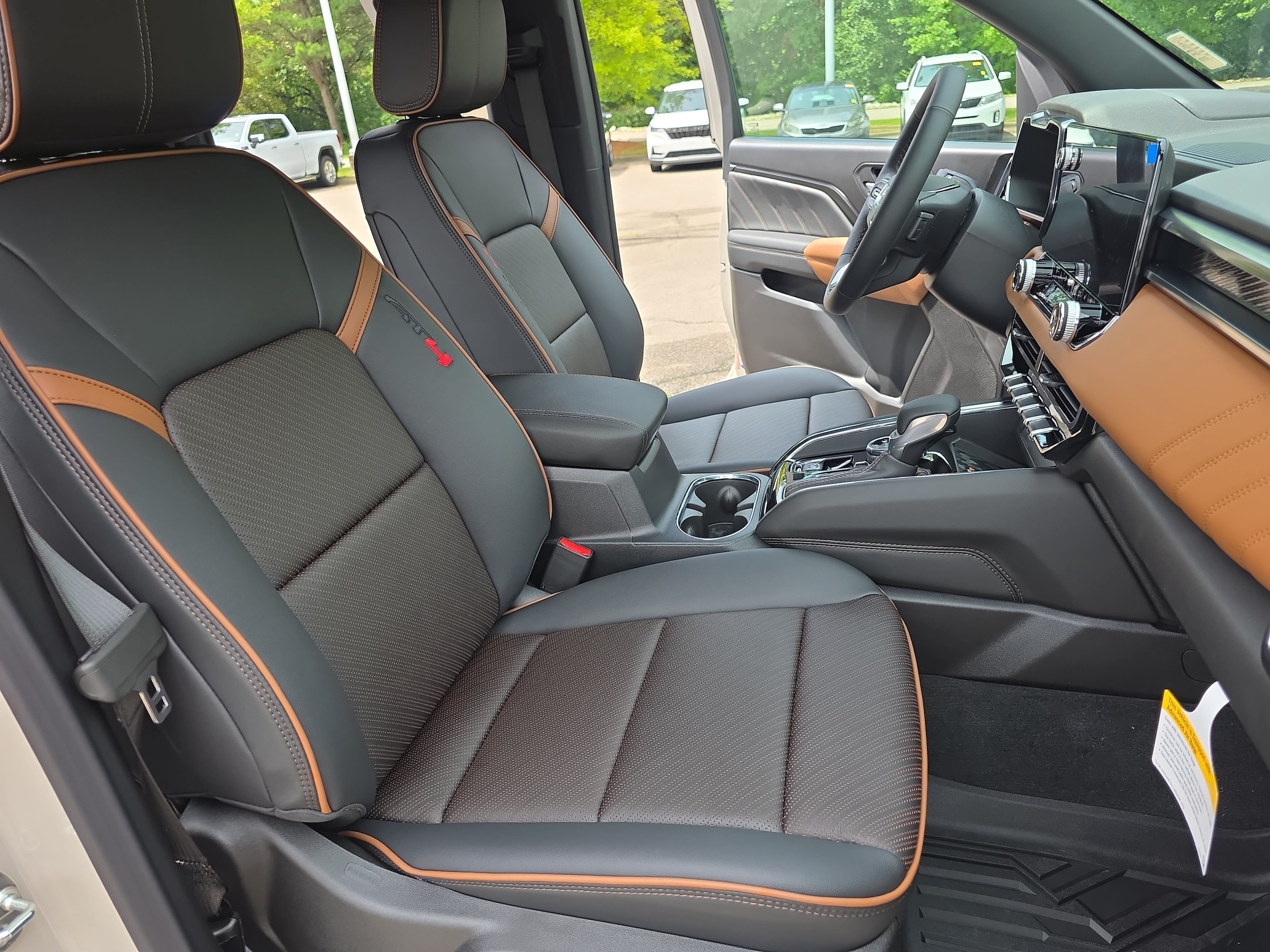 2026 GMC Canyon AT4 - Photo 10