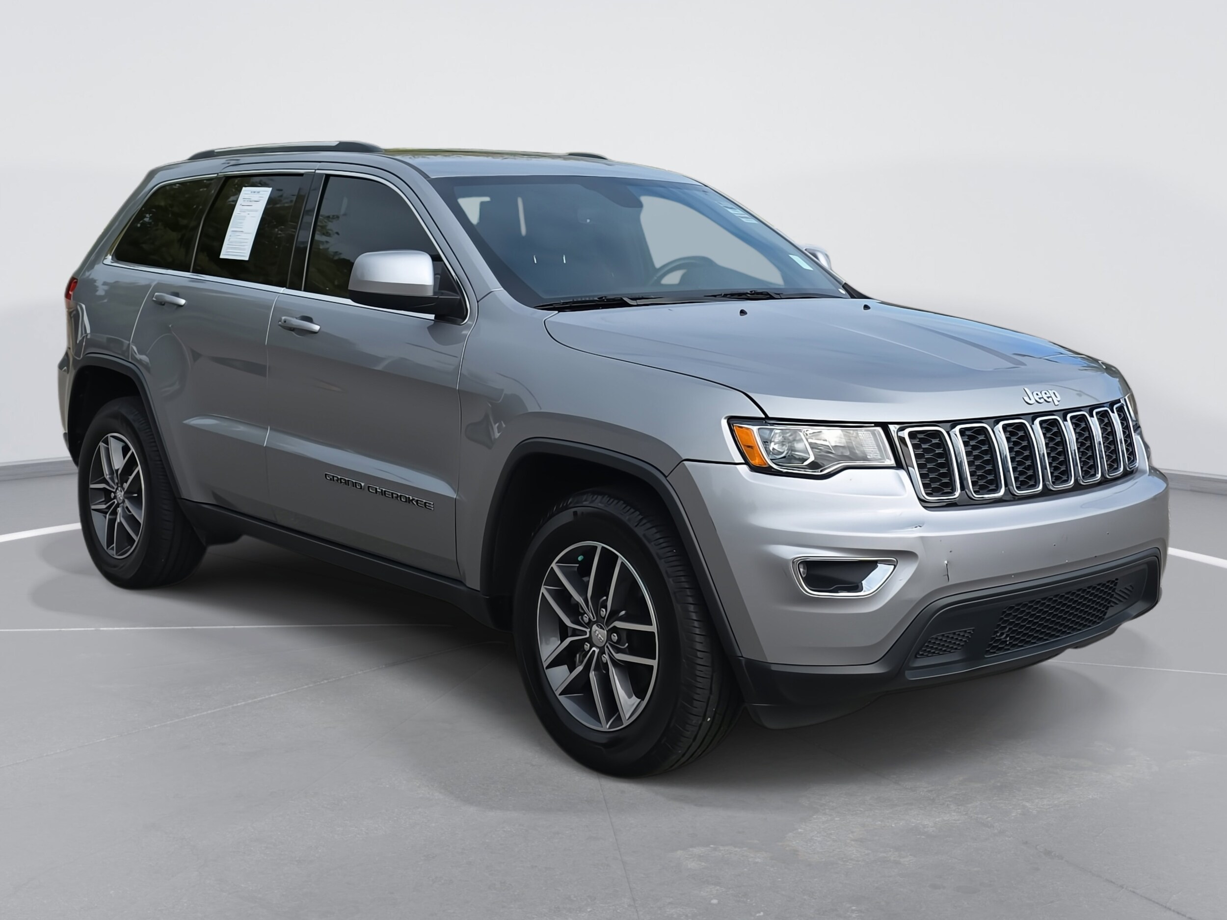 2018 Jeep Grand Cherokee Laredo E photo 3