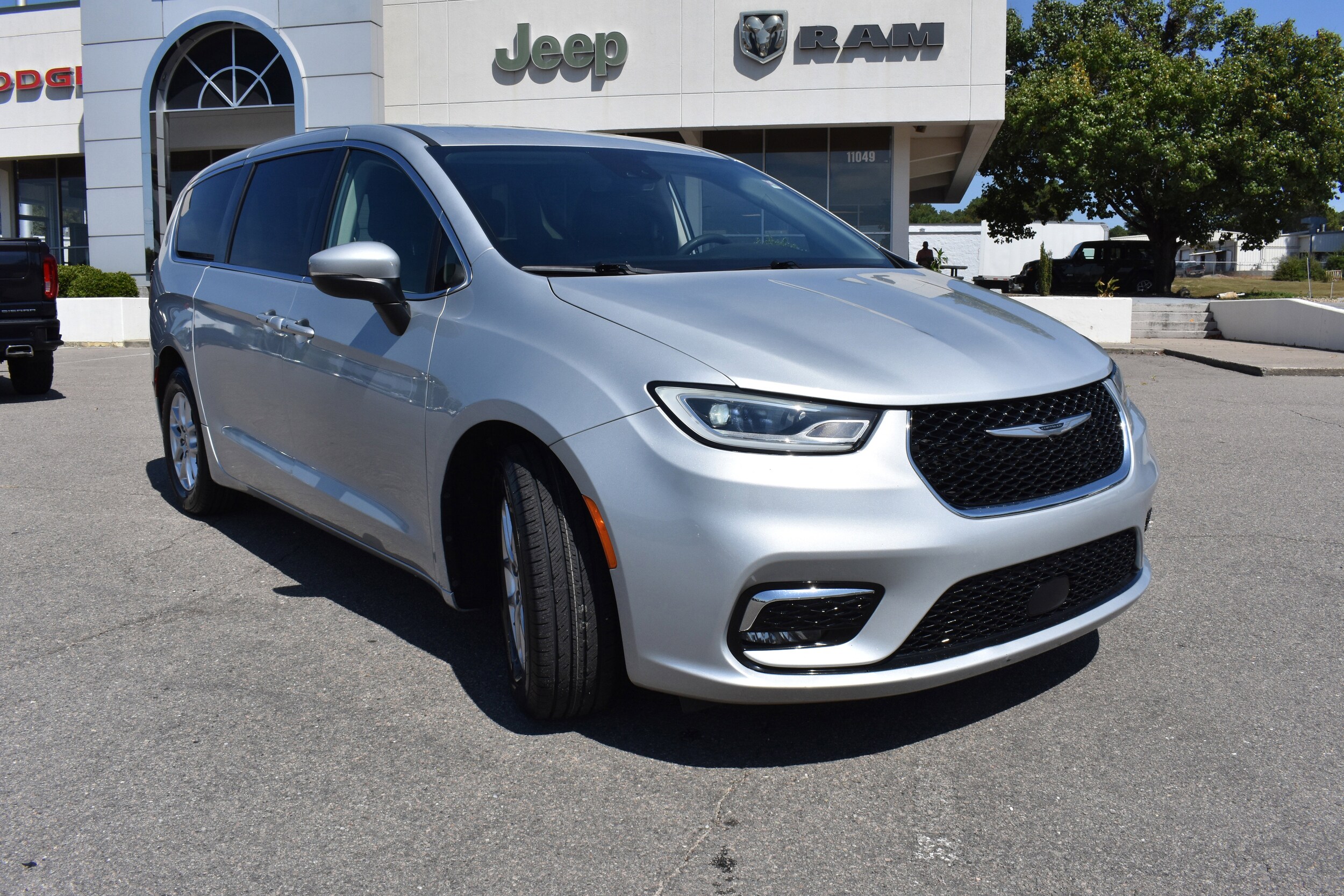 2023 Chrysler Pacifica Touring L photo 2