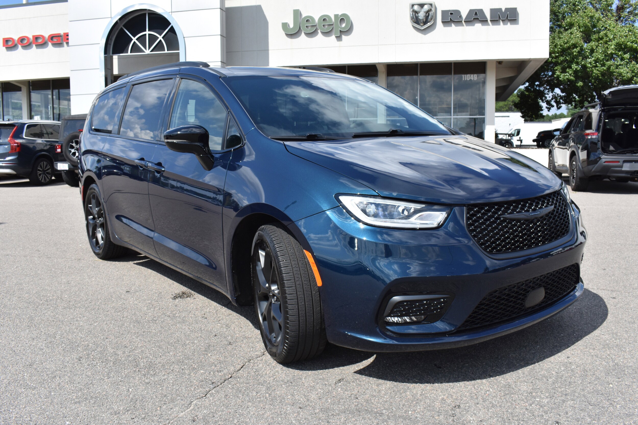 2025 Chrysler Pacifica Limited photo 2