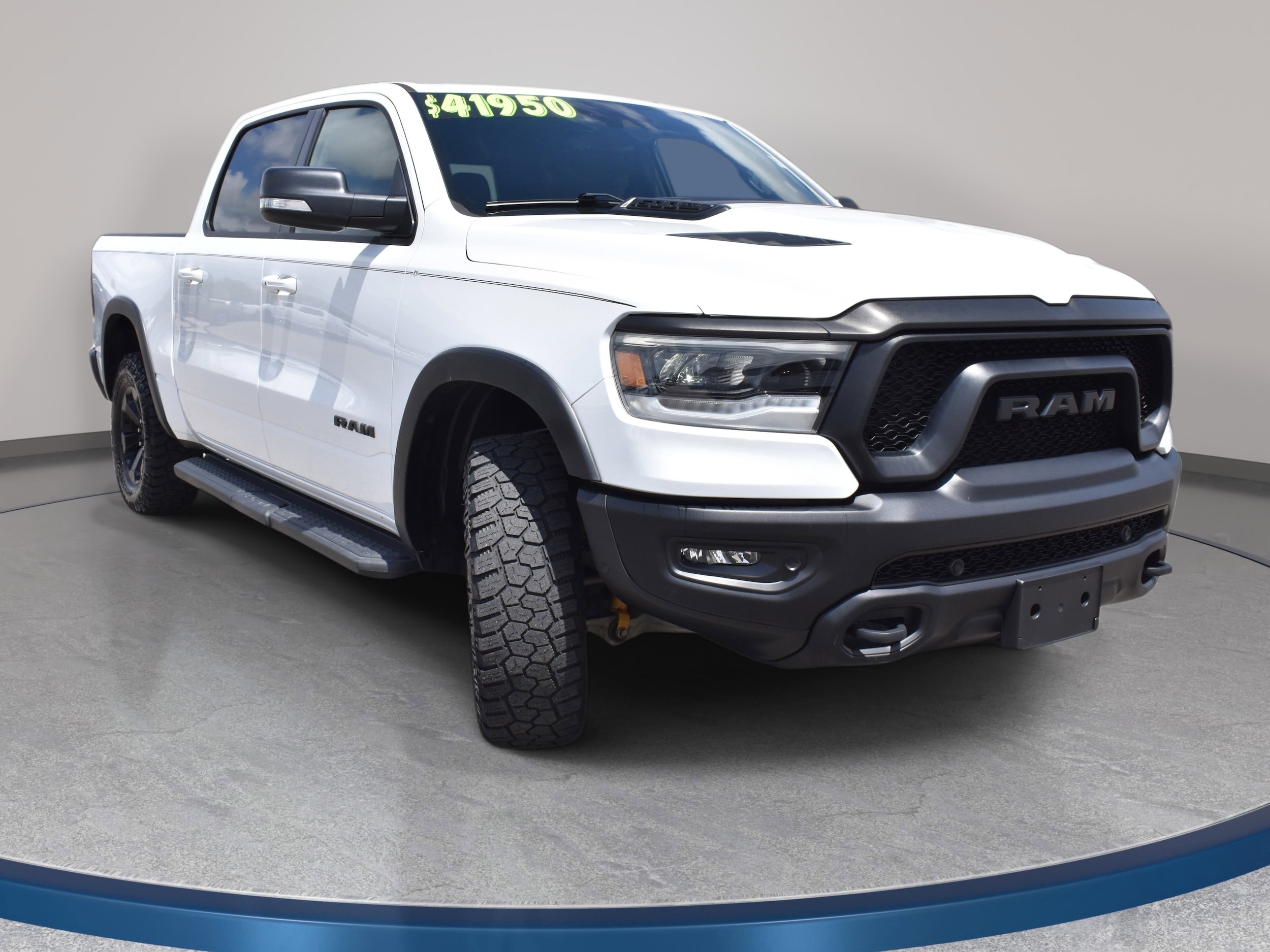 View vehicle photo 4