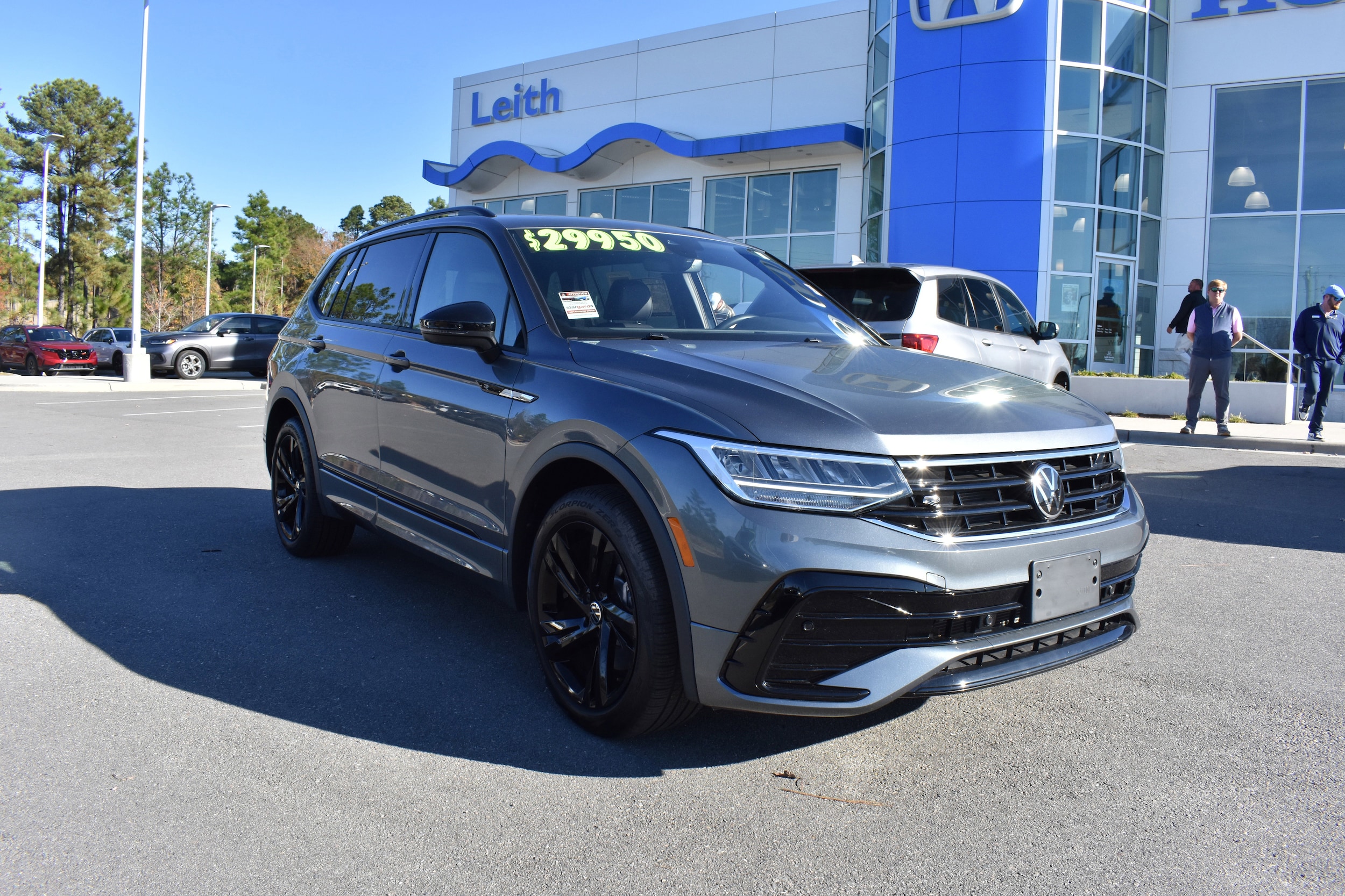 2024 Volkswagen Tiguan SE R-LINE BLACK's photo