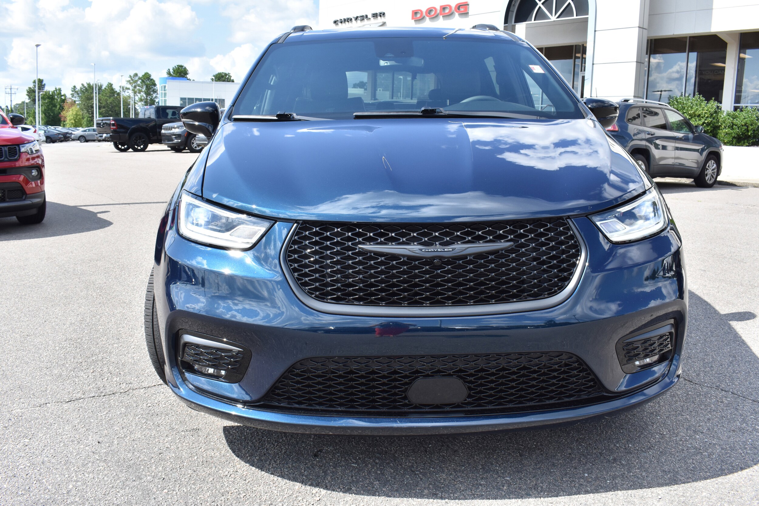 2025 Chrysler Pacifica Limited photo 3