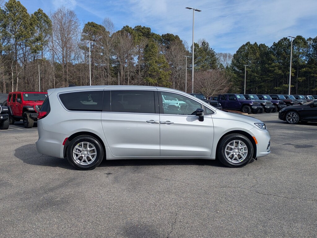 New 2026 Chrysler Pacifica SELECT Passenger Van