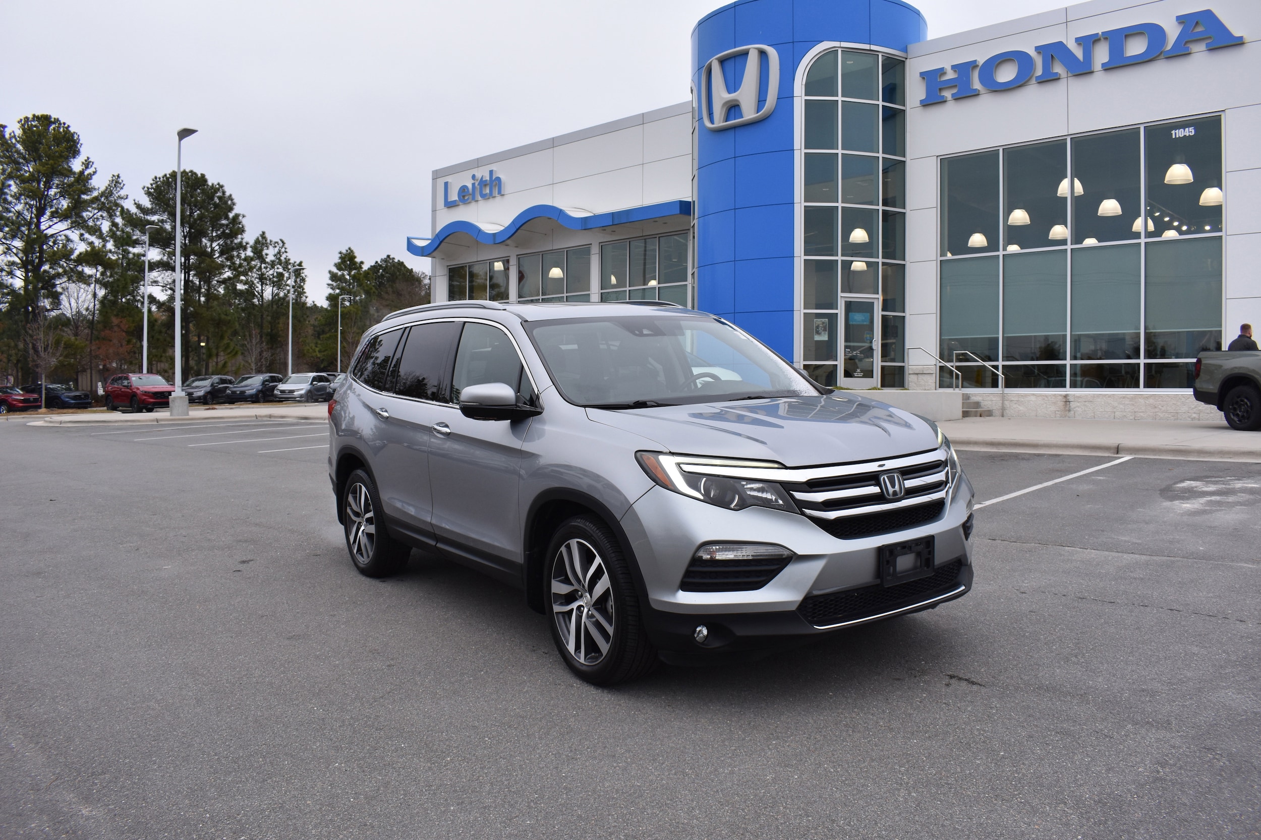 2017 Honda Pilot Elite's photo