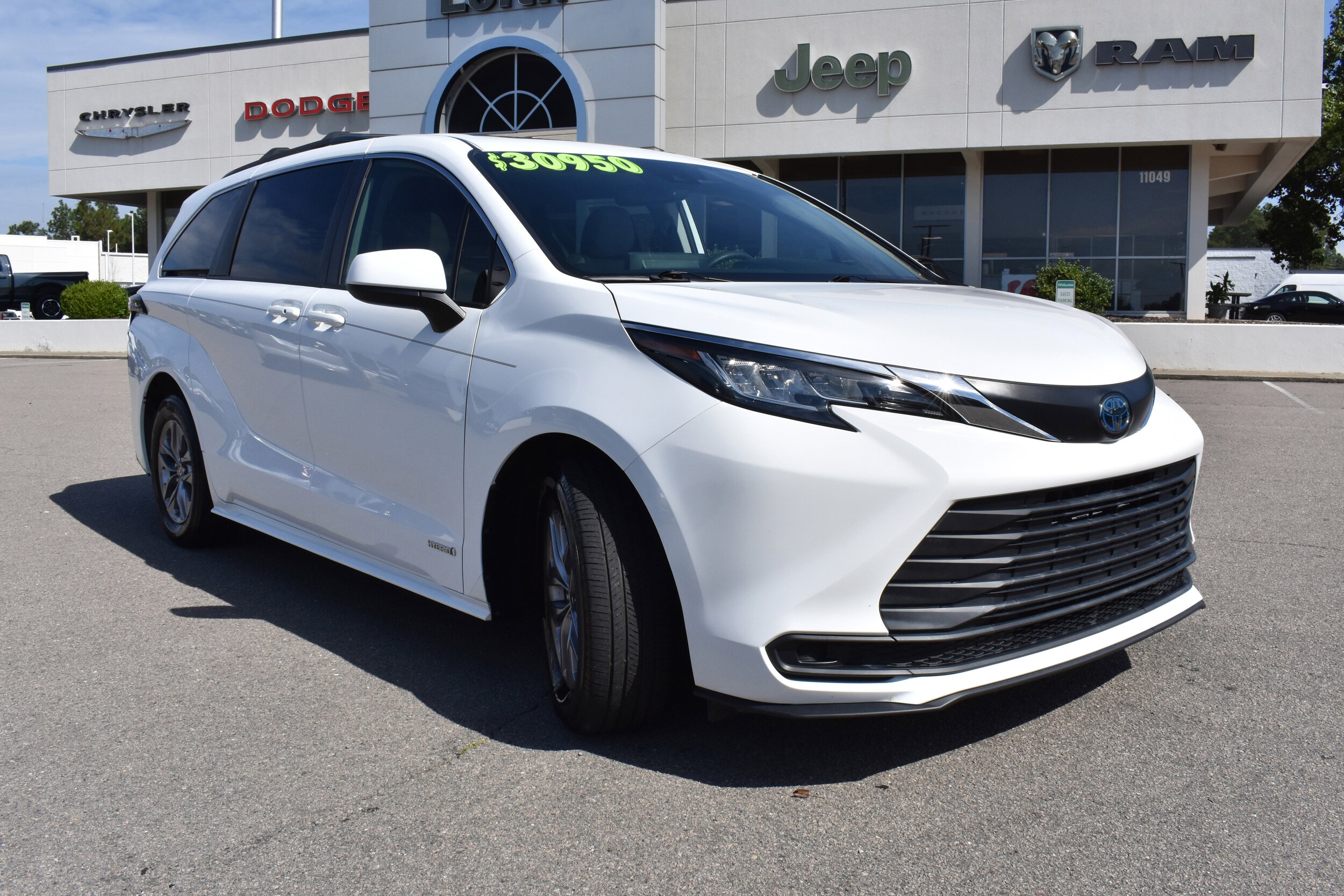 2021 Toyota Sienna LE photo 2