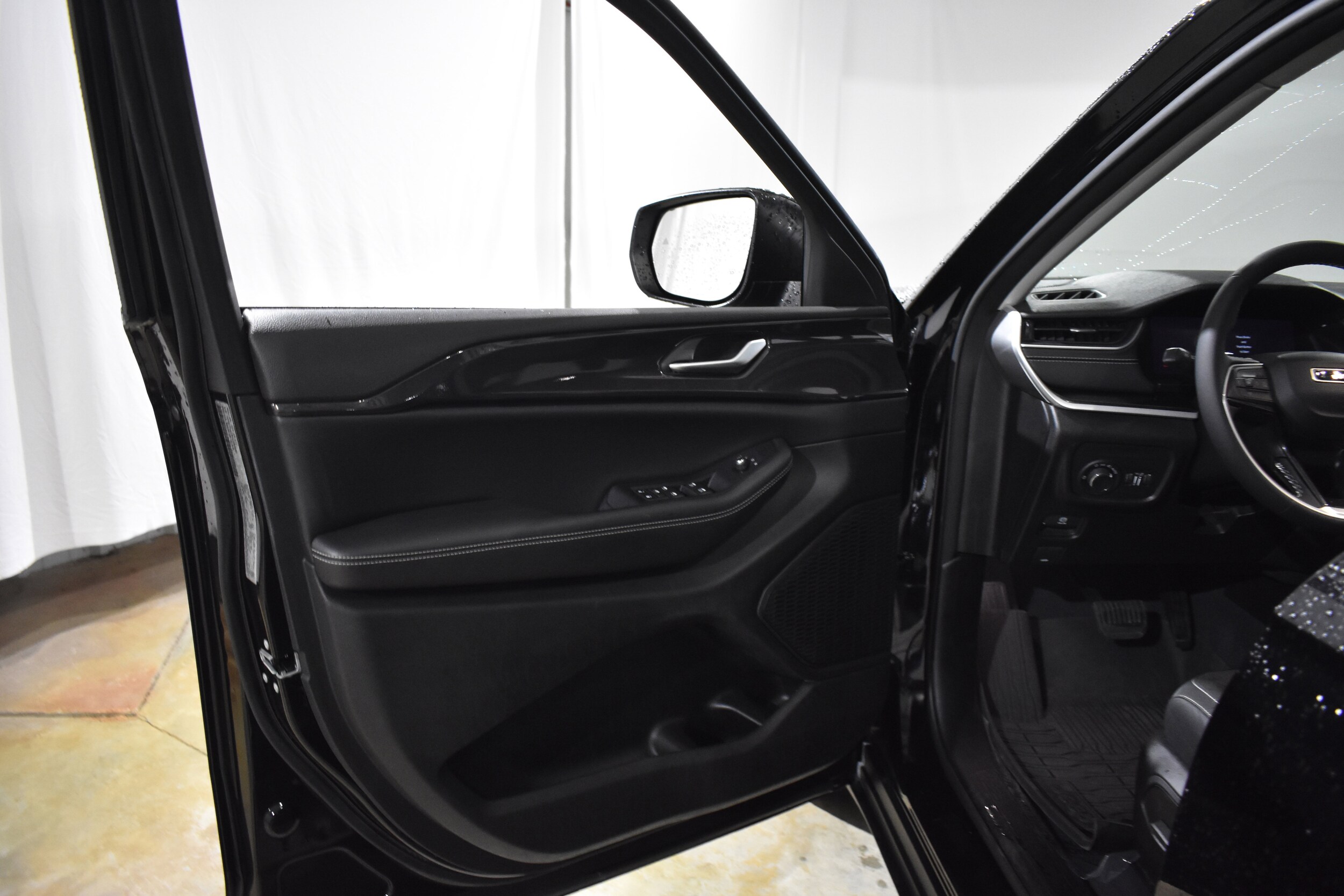 2023 Jeep Grand Cherokee Laredo photo 2