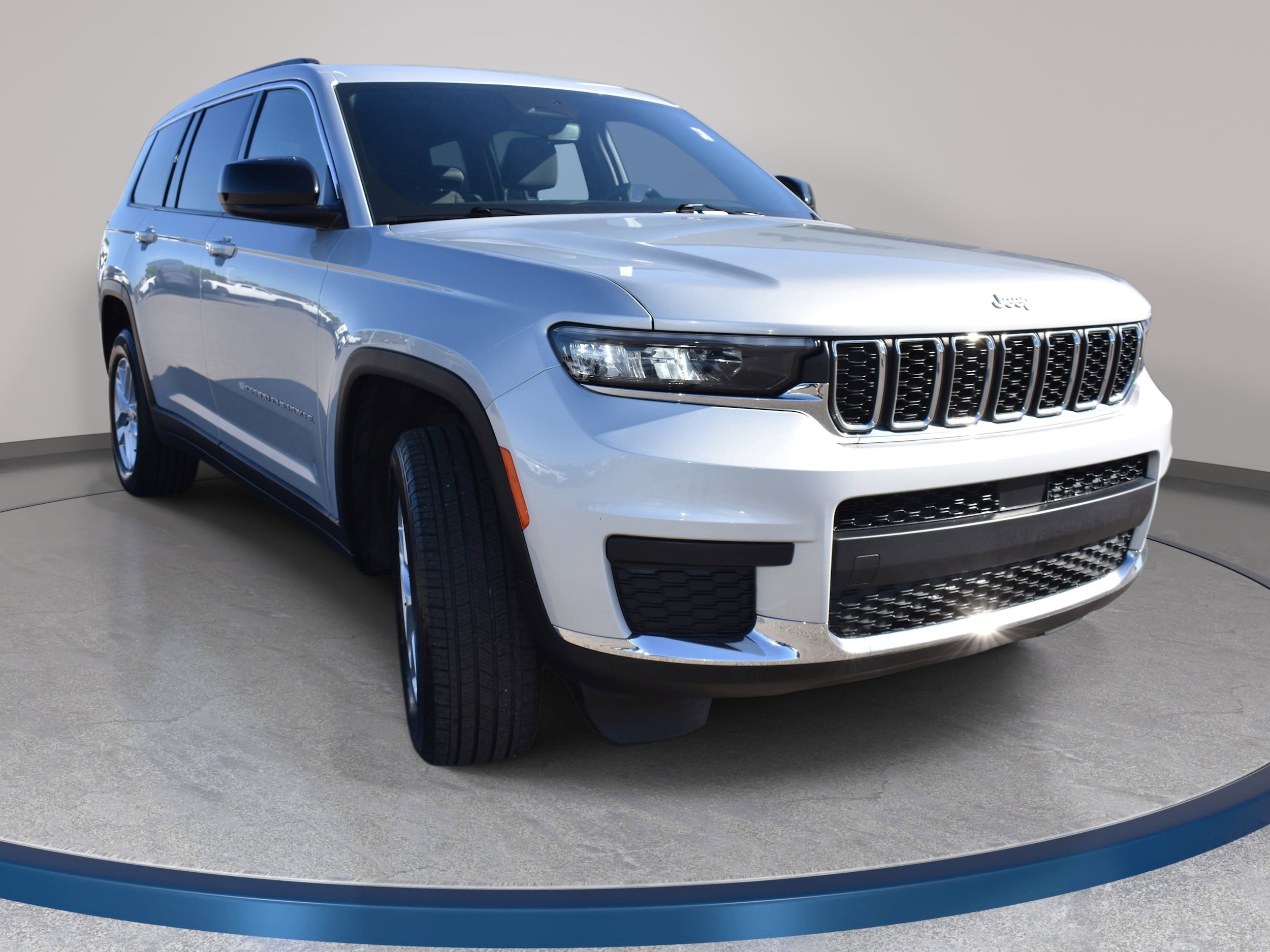 View vehicle photo 4