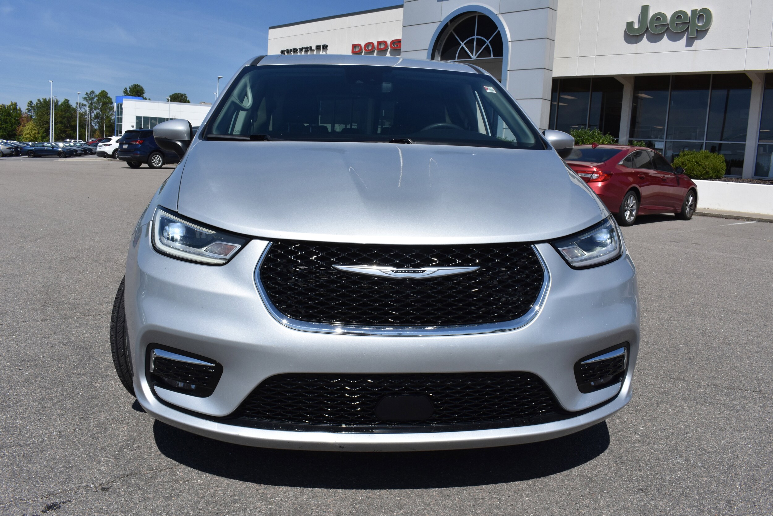 2023 Chrysler Pacifica Touring L photo 3