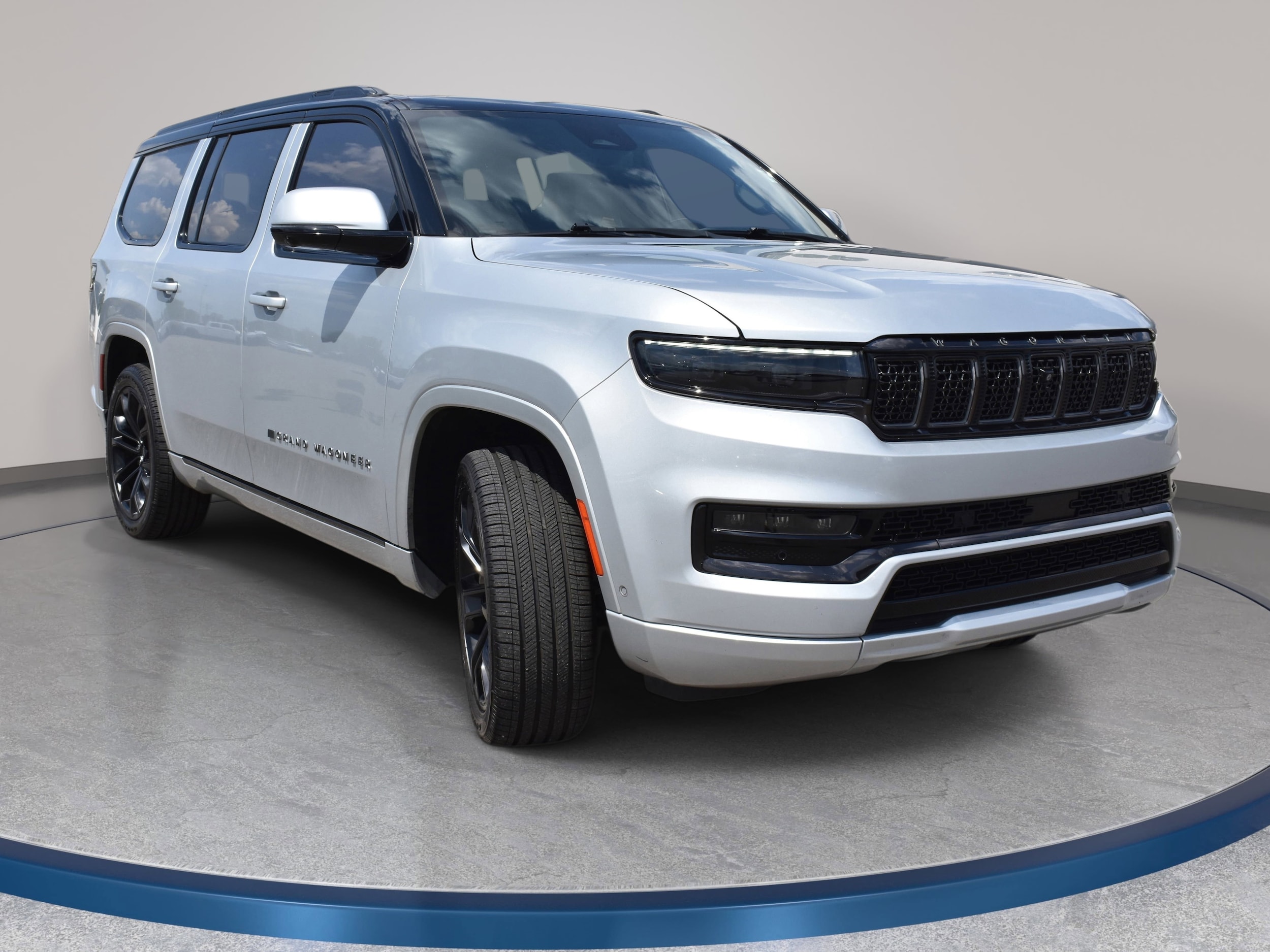 View vehicle photo 4