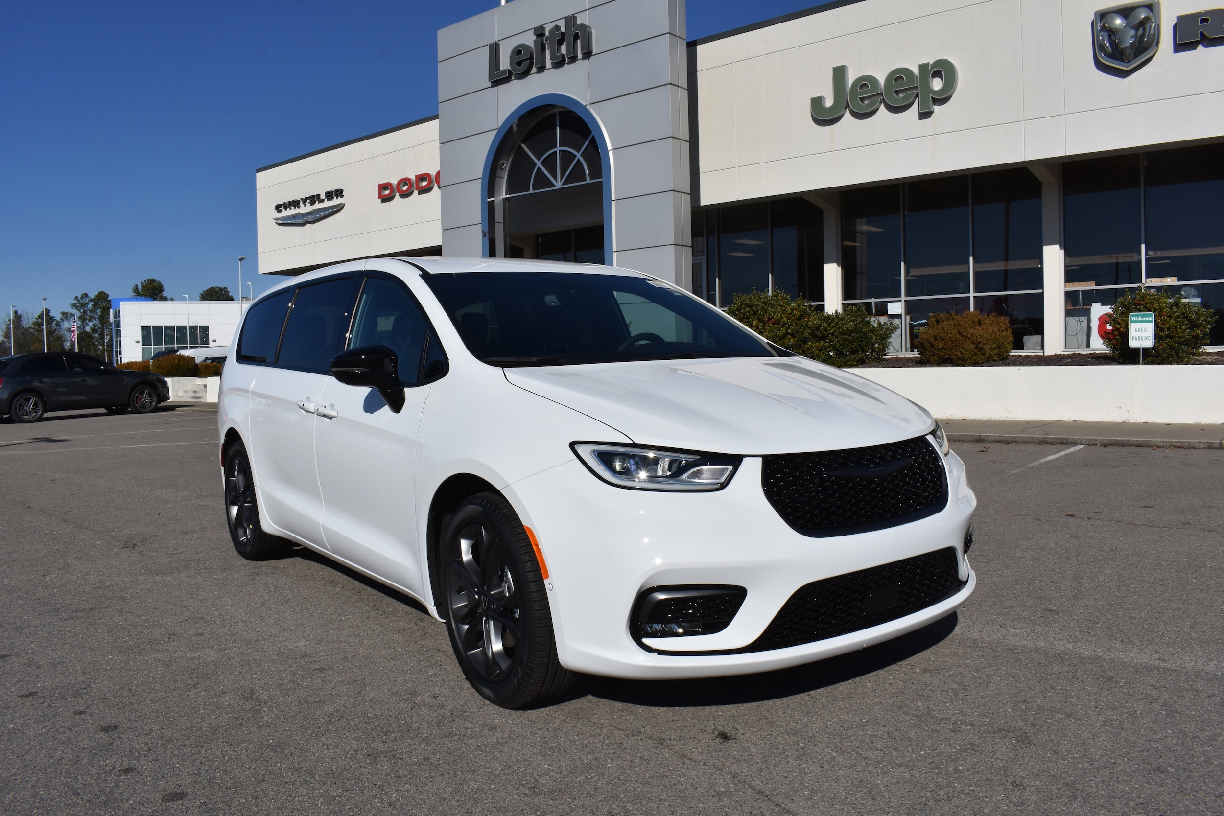 2026 Chrysler Pacifica Select's photo