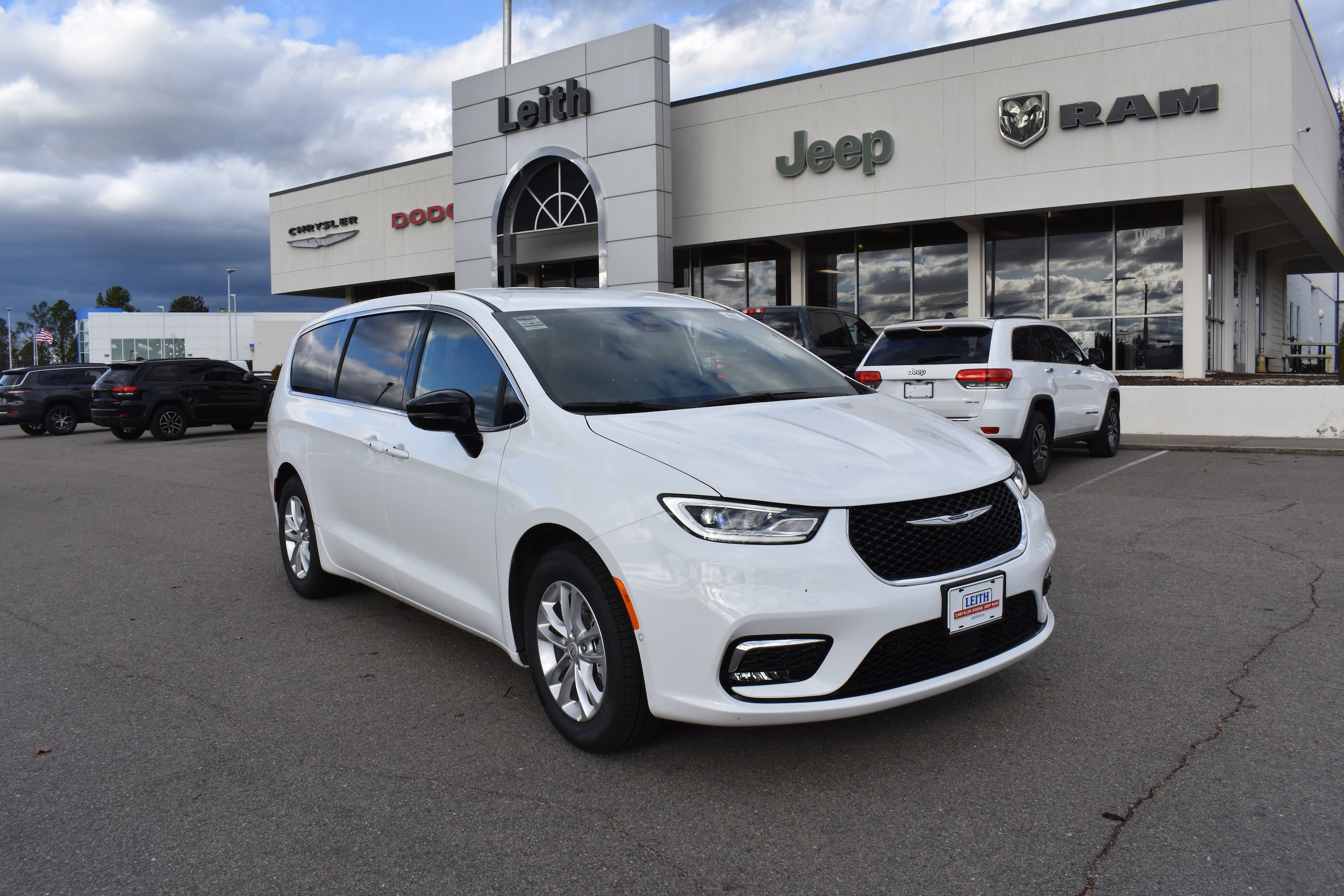 2026 Chrysler Pacifica Select's photo