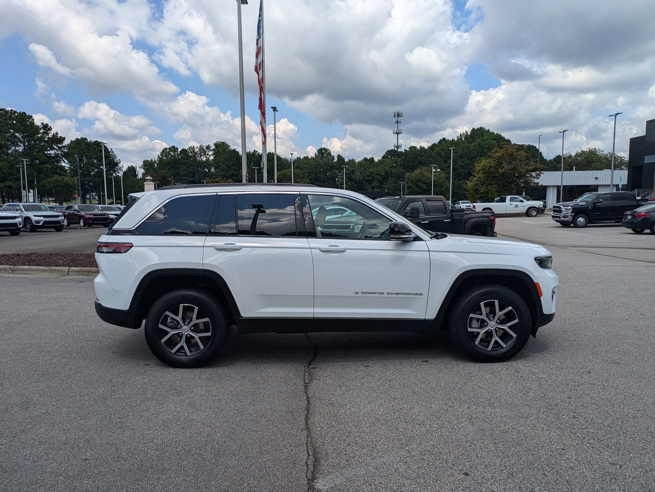 2025 Jeep Grand Cherokee Limited photo 2