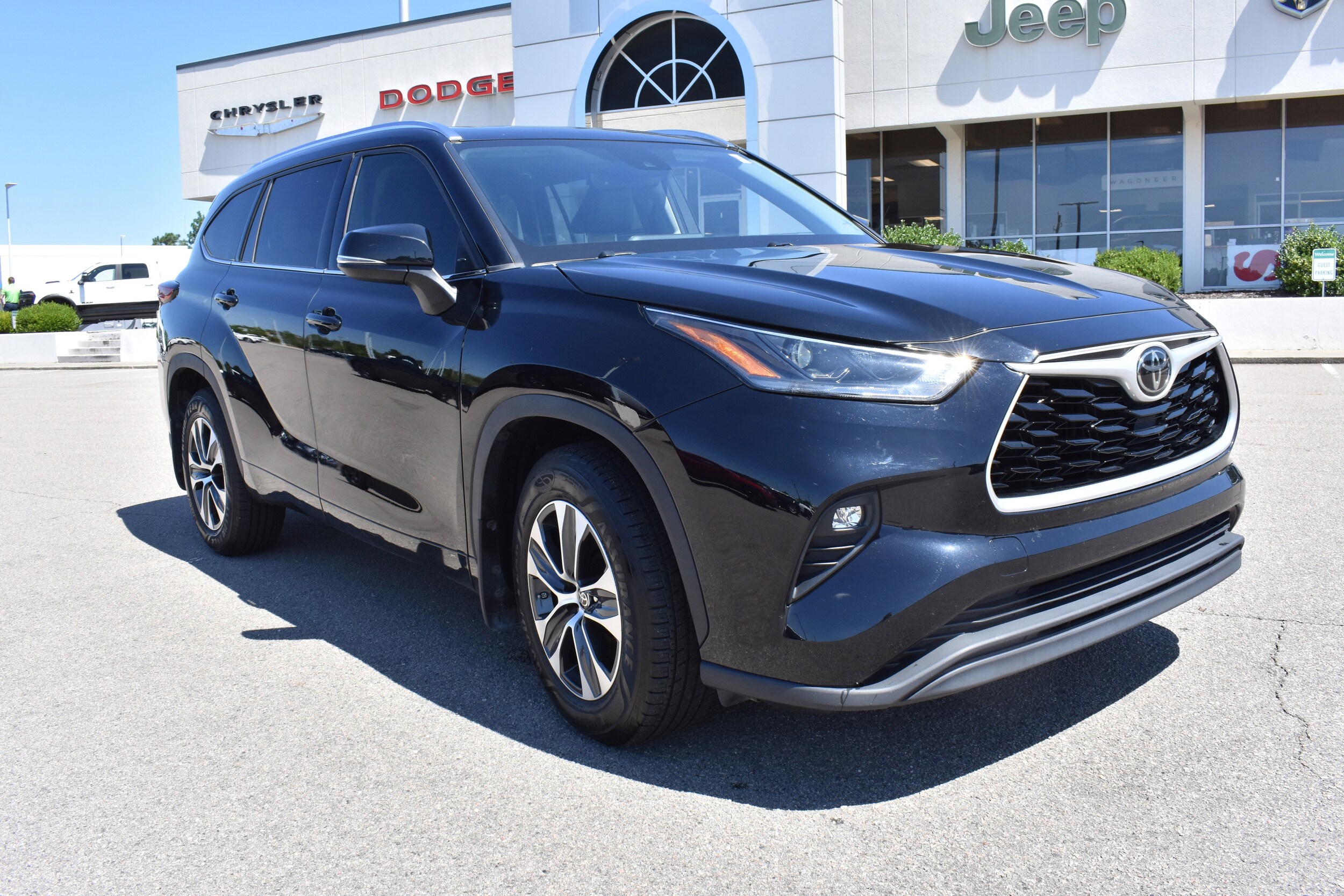 2021 Toyota Highlander XLE photo 2