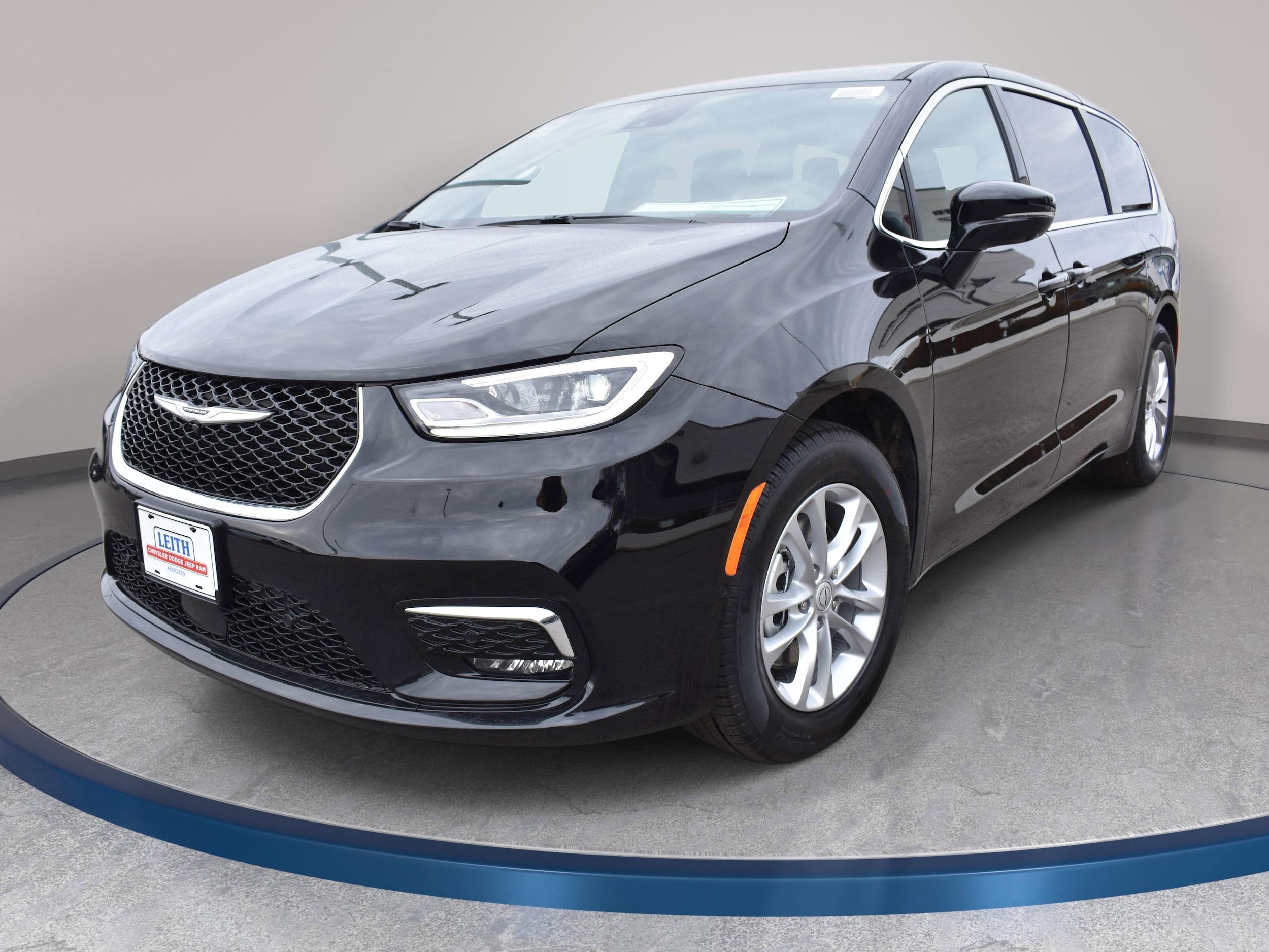 2026 Chrysler Pacifica Select's photo
