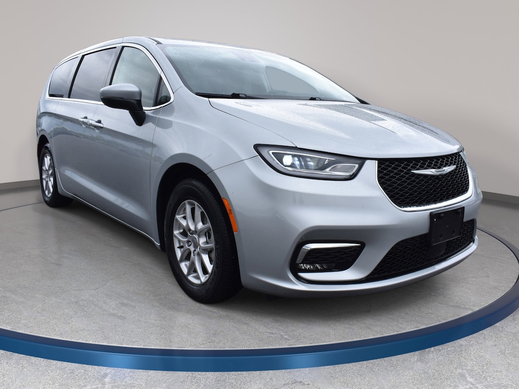 Used 2023 Chrysler Pacifica Touring L Van Passenger Van