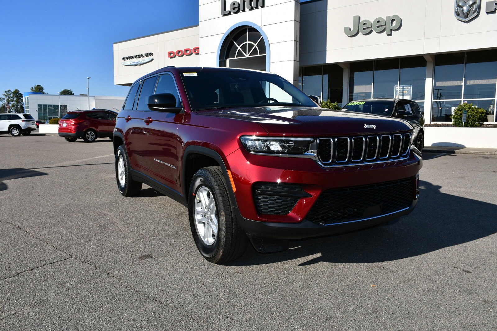 2025 Jeep Grand Cherokee Laredo photo 2