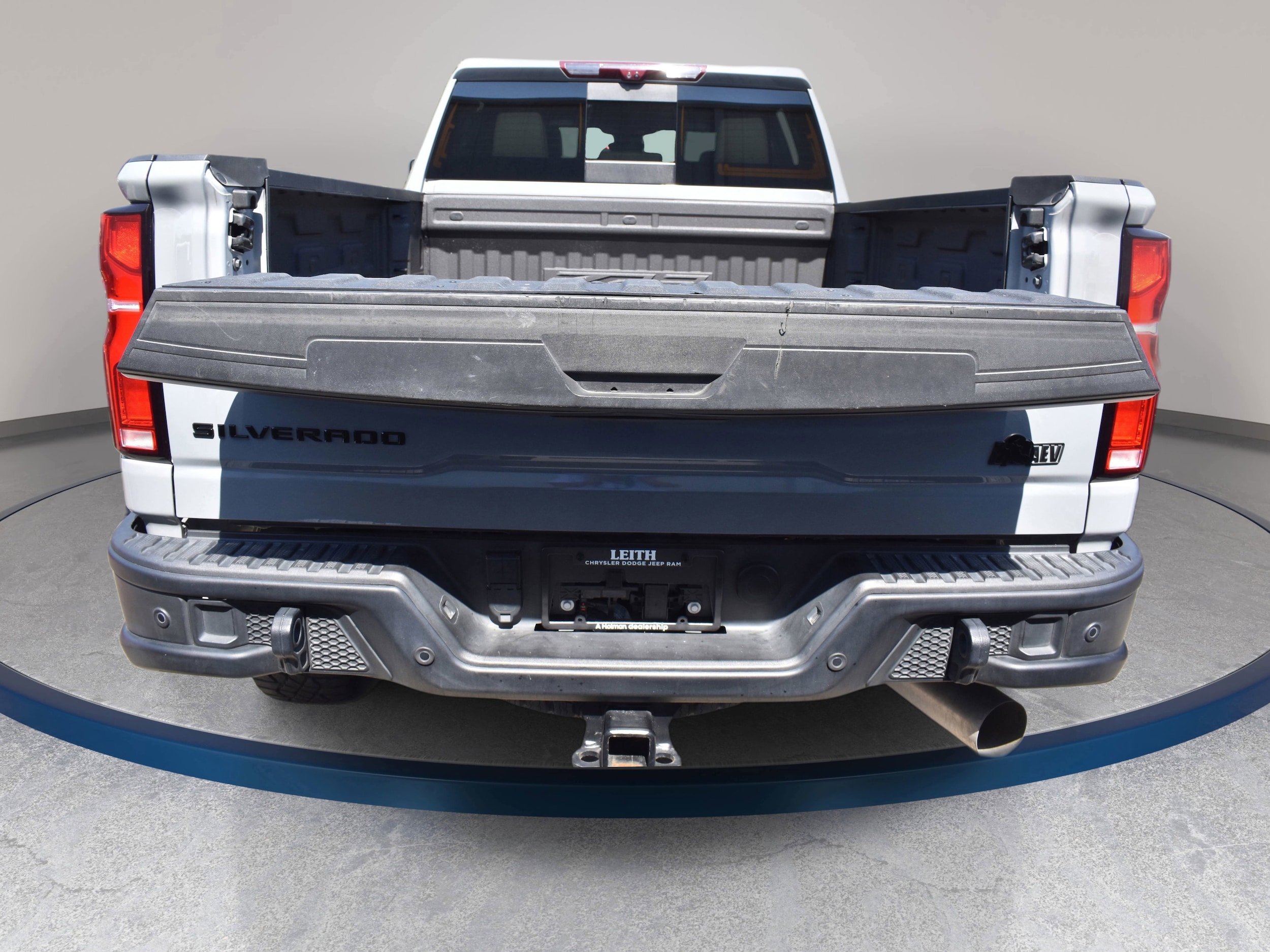 View vehicle photo 6
