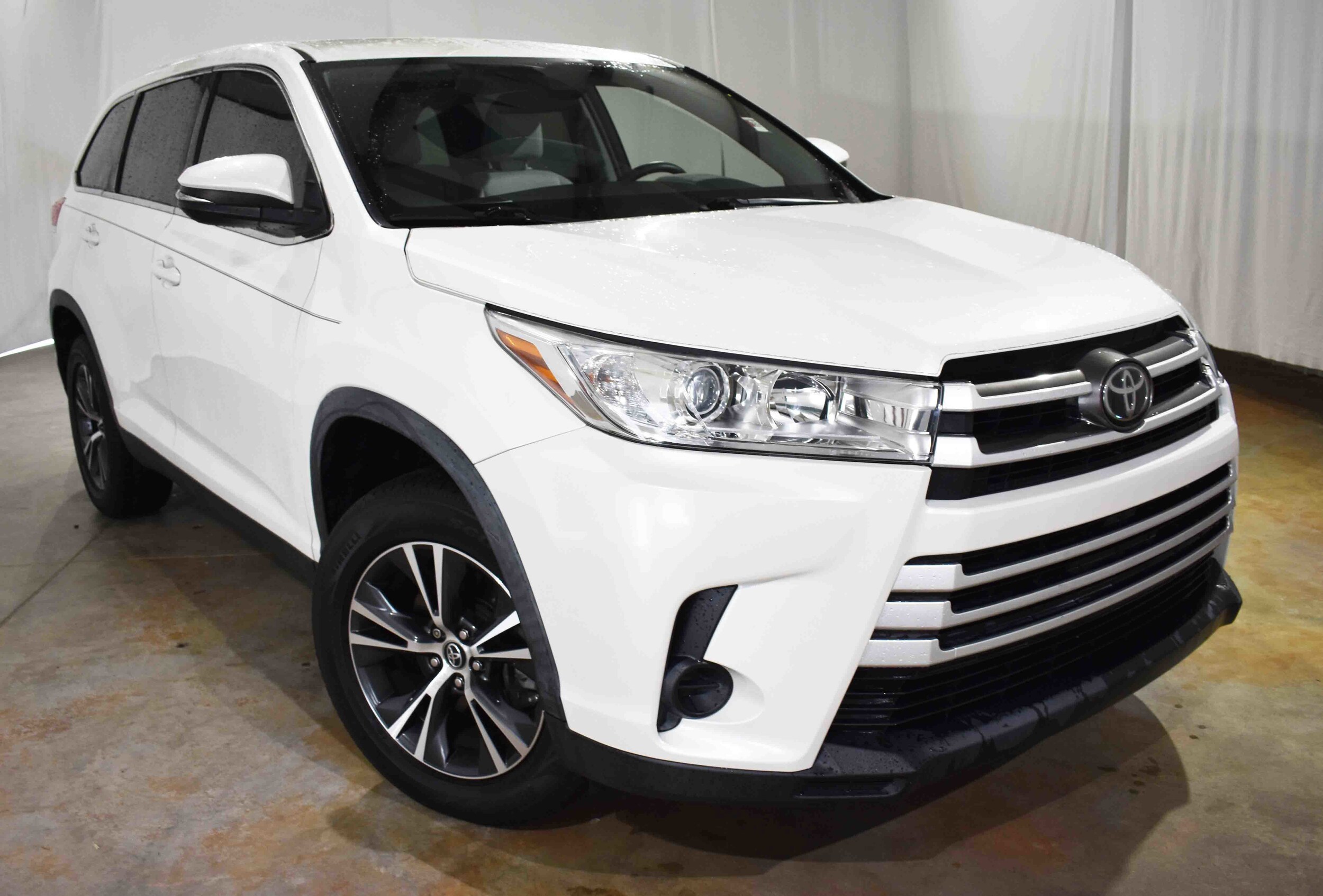 2019 Toyota Highlander LE photo 2