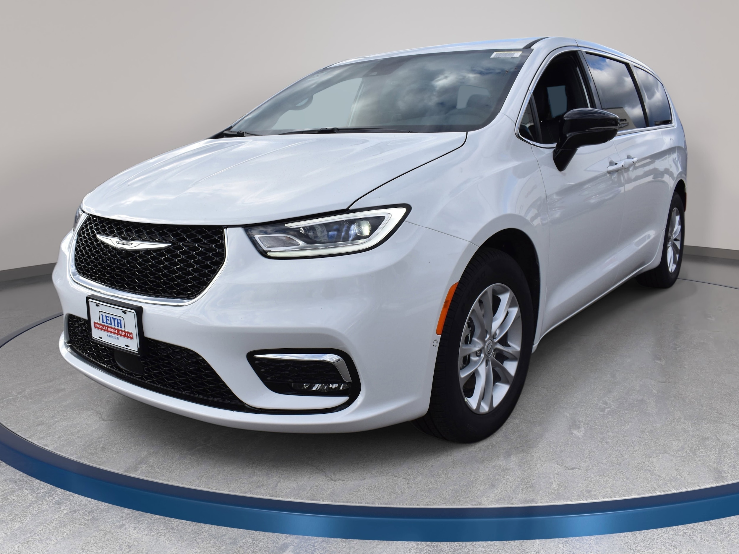 2026 Chrysler Pacifica Select's photo