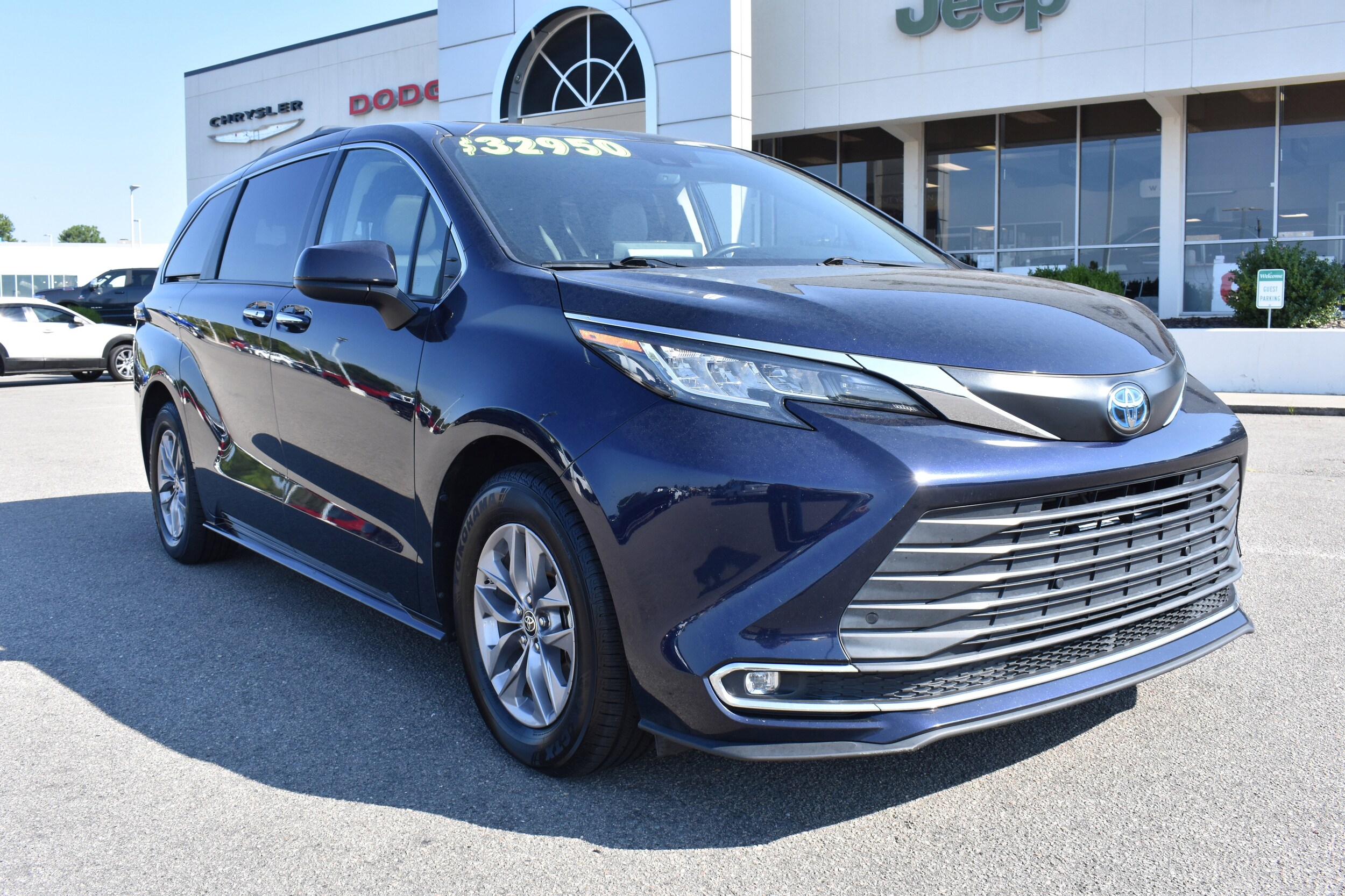 2022 Toyota Sienna XLE photo 2