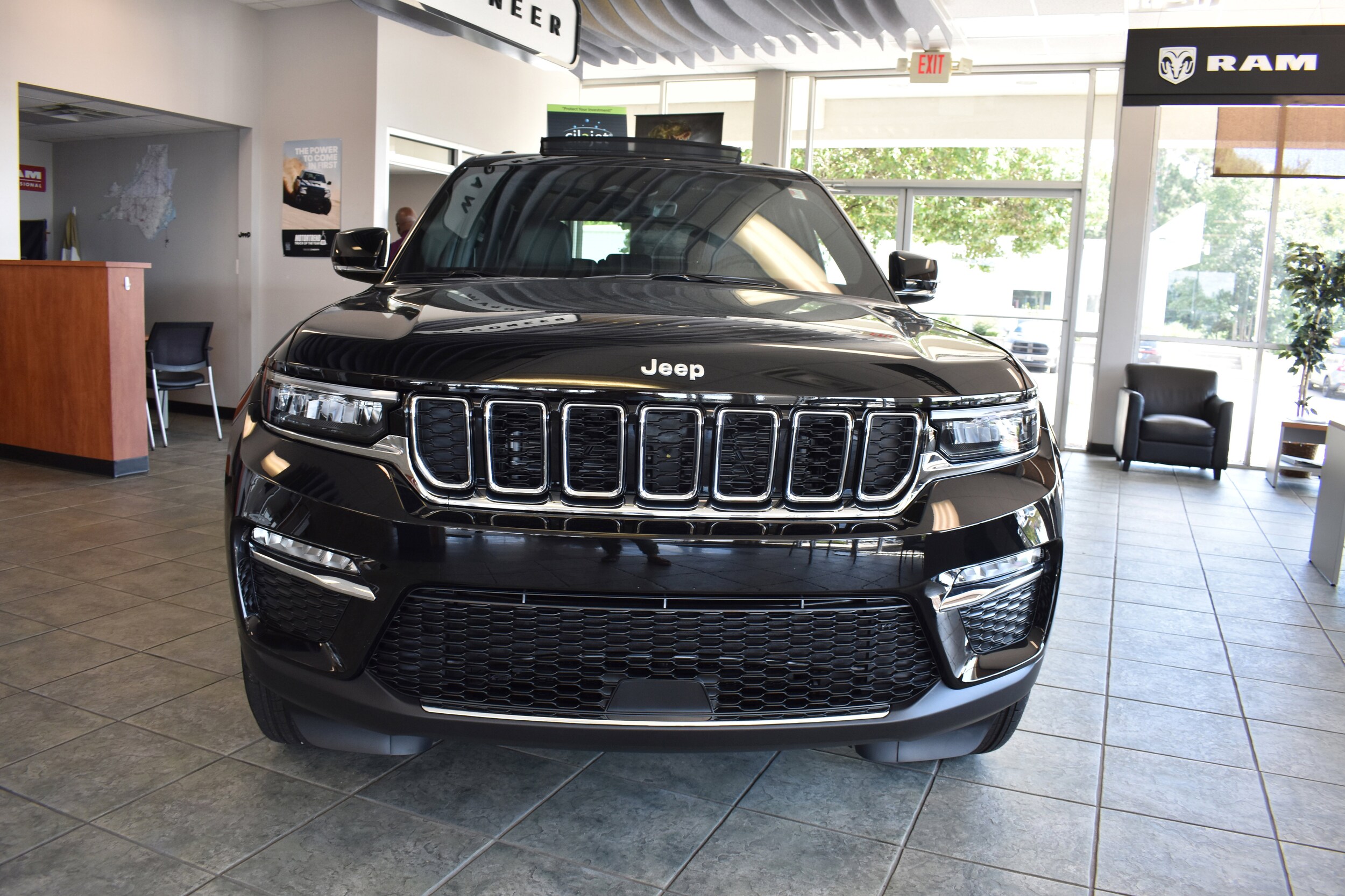 2025 Jeep Grand Cherokee Limited photo 3