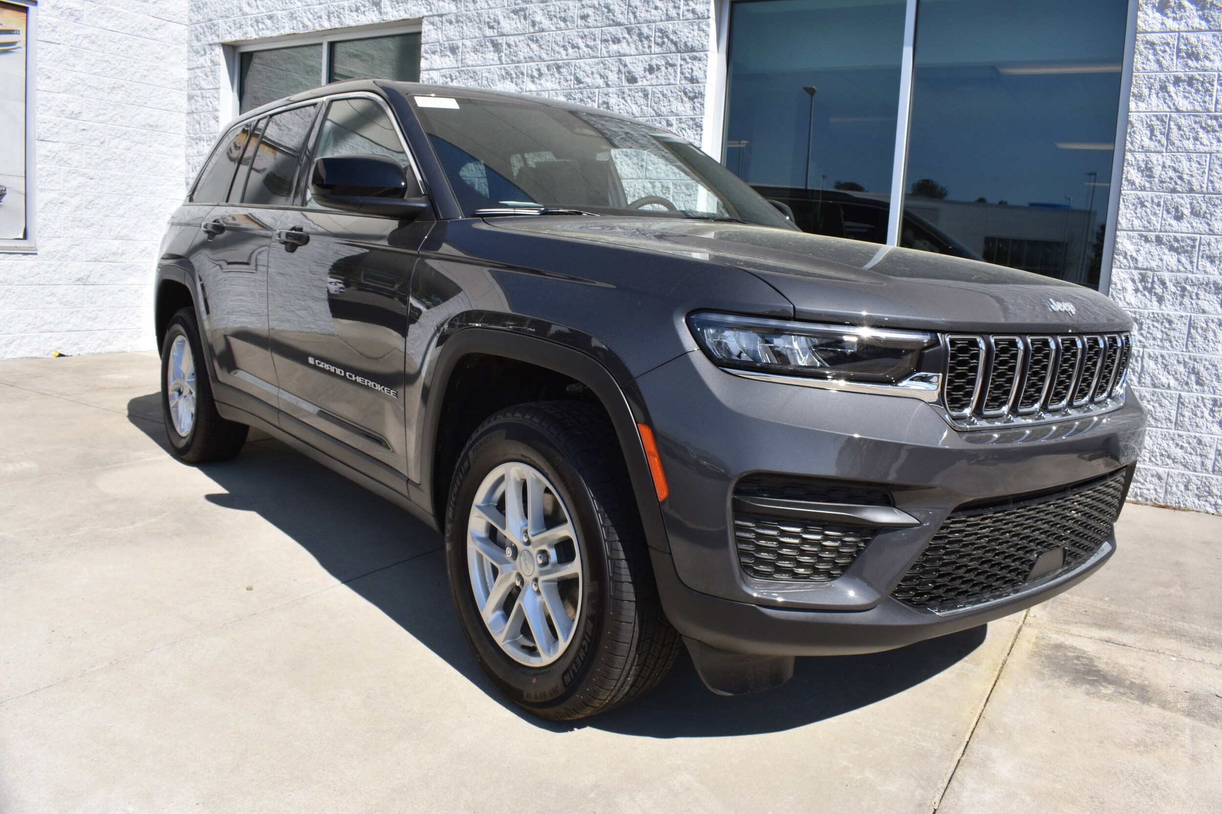 2025 Jeep Grand Cherokee Laredo photo 2