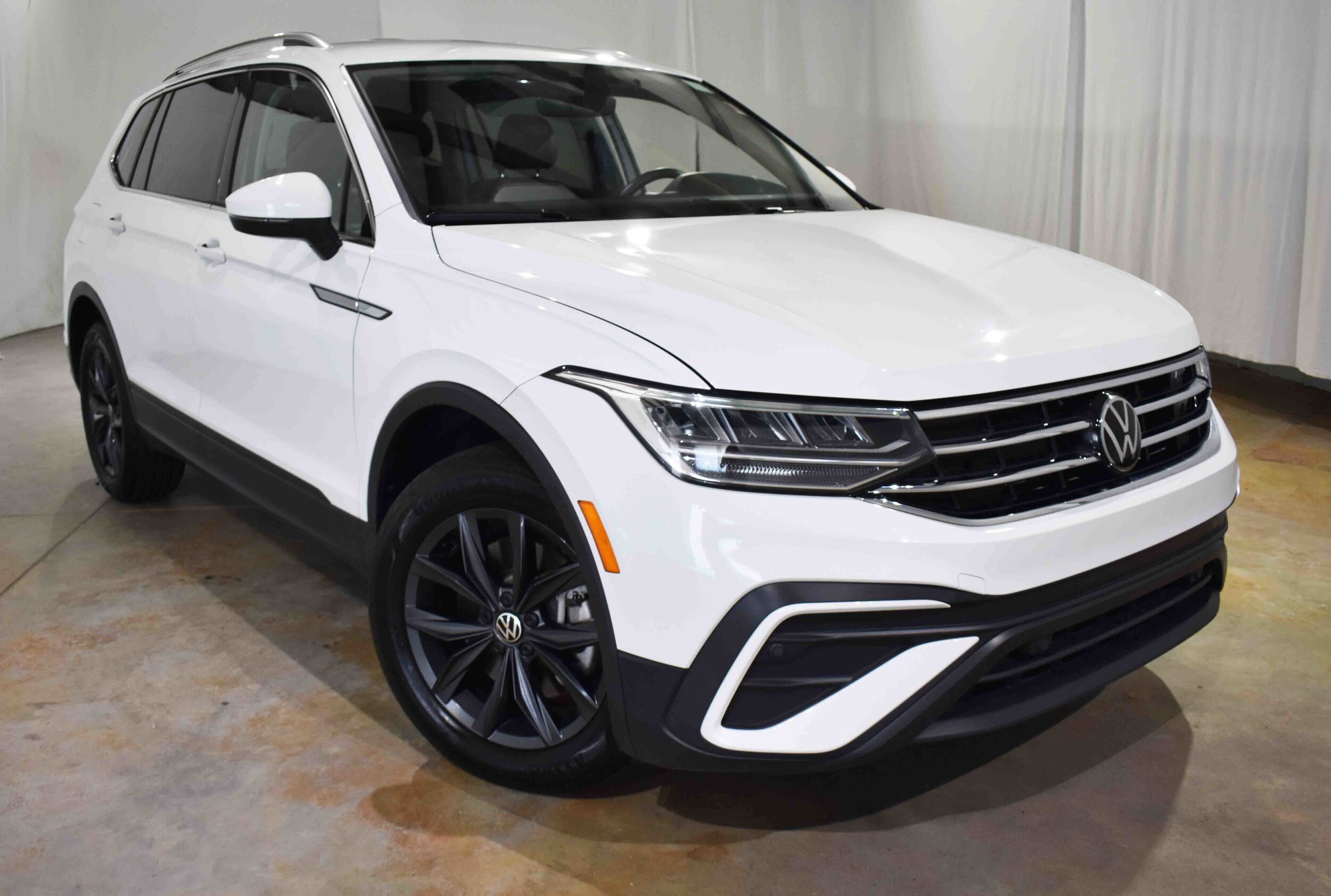 2024 Volkswagen Tiguan SE Wolfsburg Edition photo 2