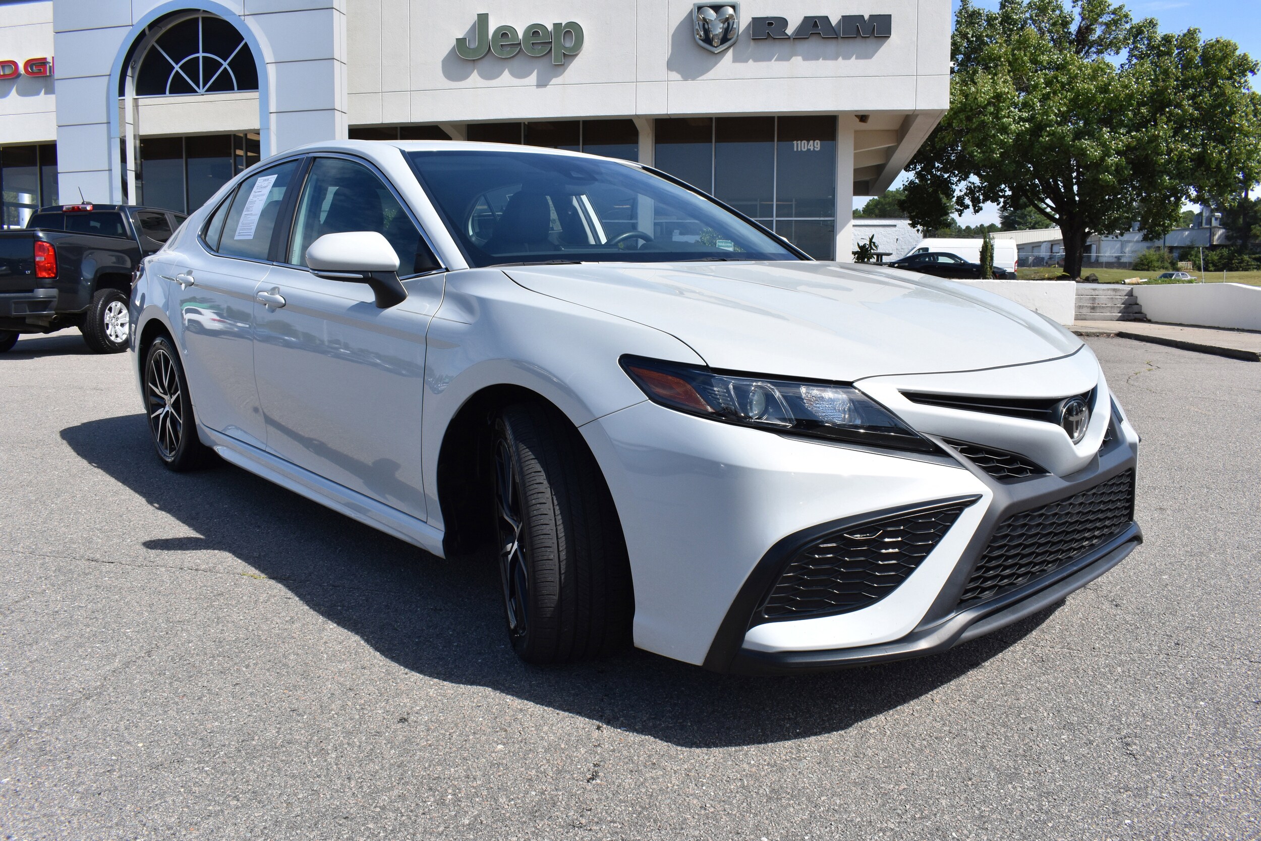 2023 Toyota Camry SE photo 2