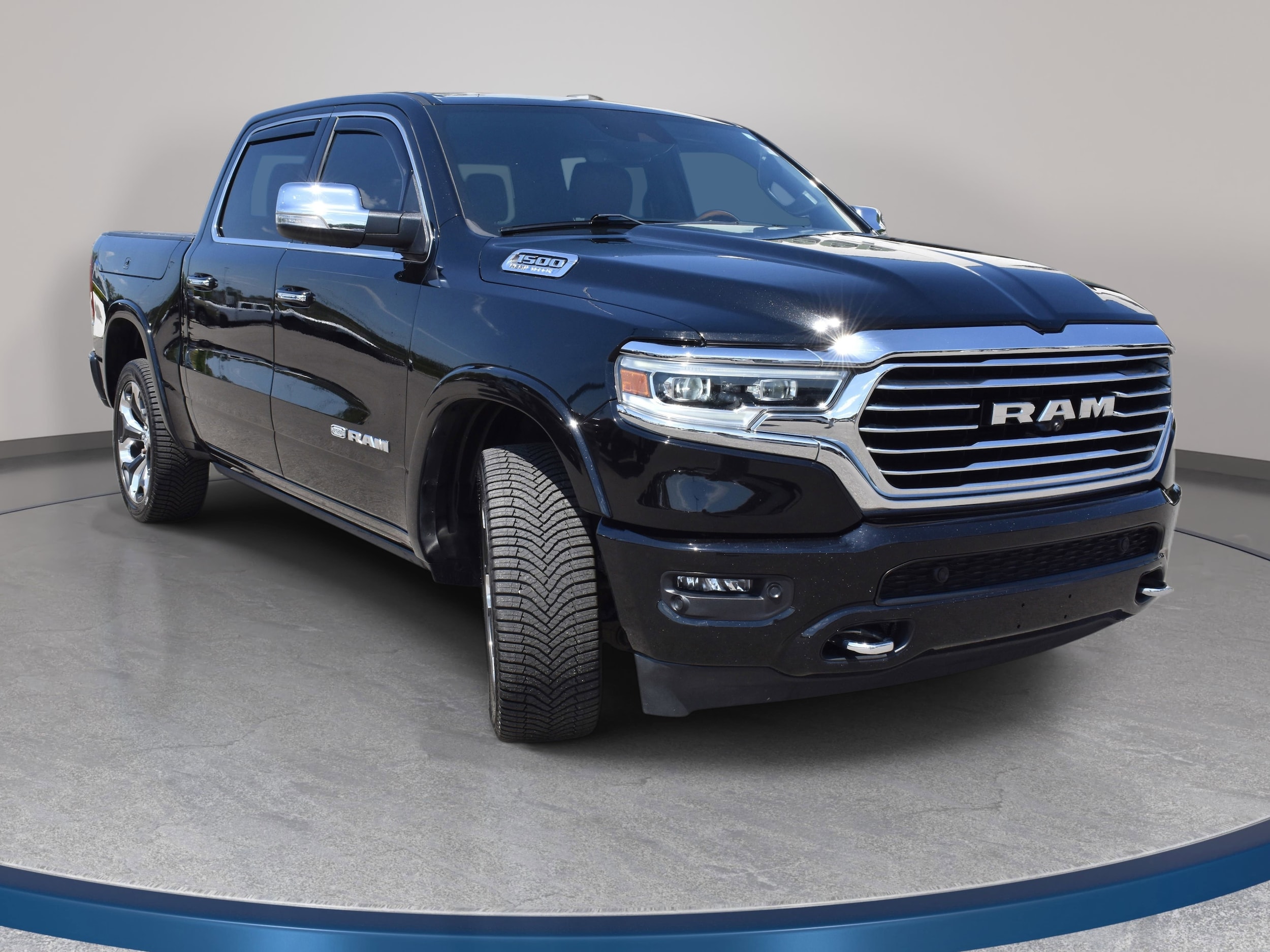 View vehicle photo 4