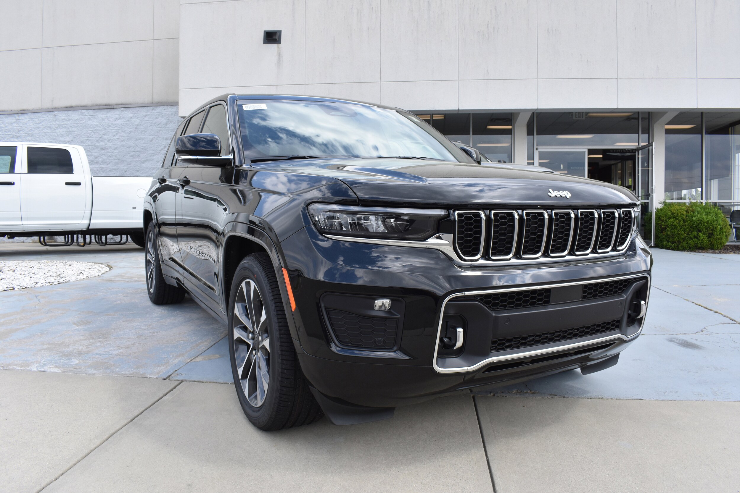 2025 Jeep Grand Cherokee Overland photo 2