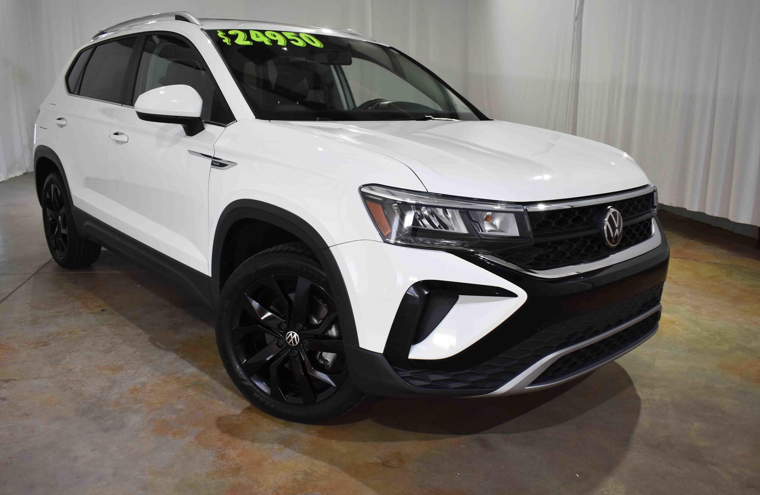 2022 Volkswagen Taos SE photo 2