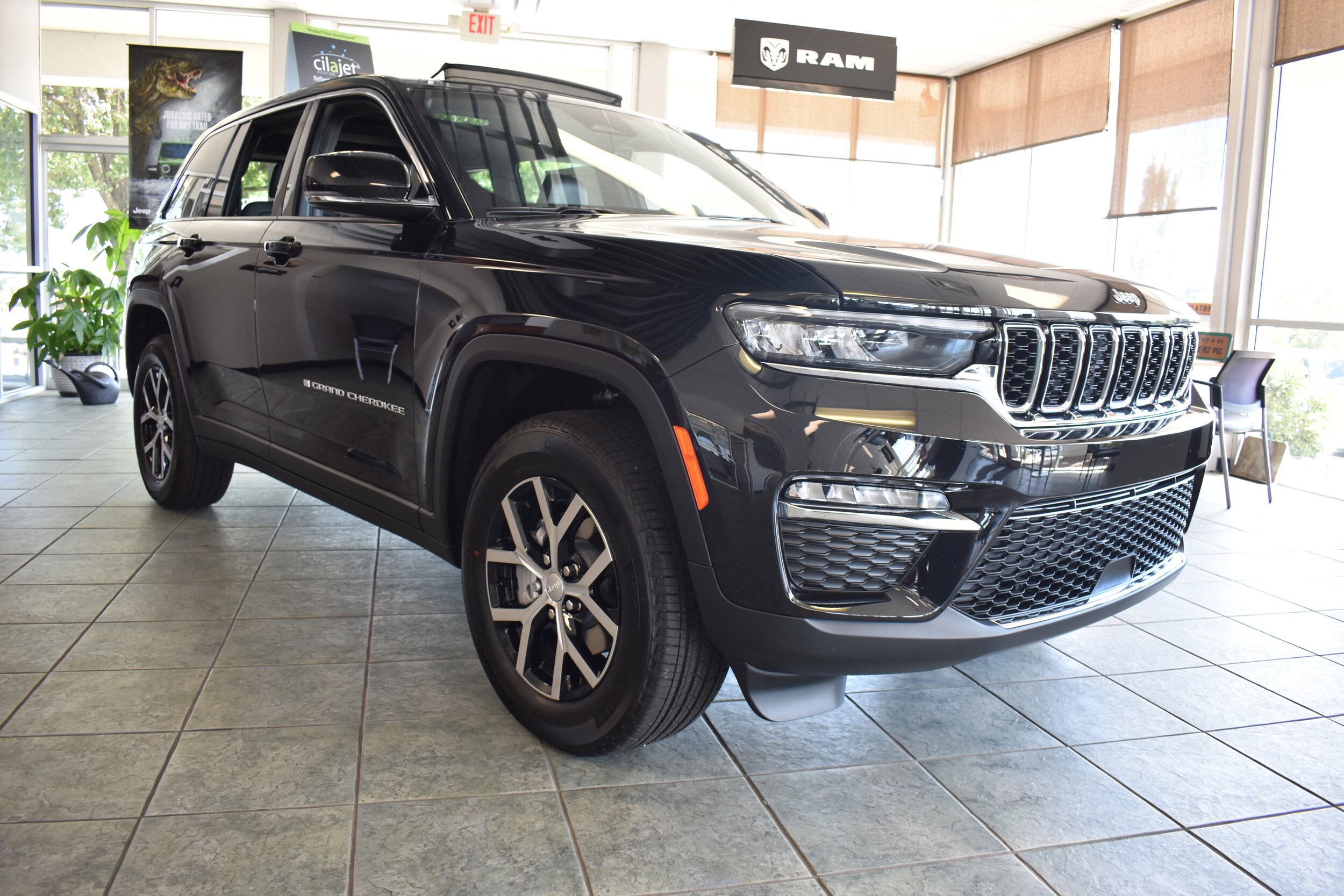2025 Jeep Grand Cherokee Limited photo 2