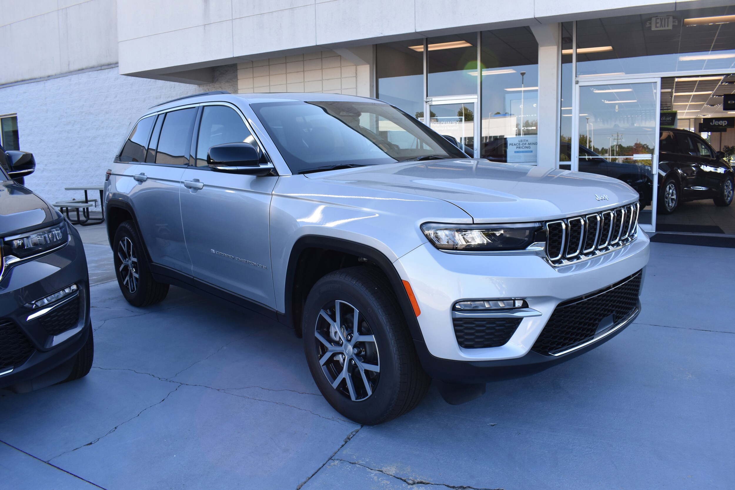2025 Jeep Grand Cherokee Limited photo 2
