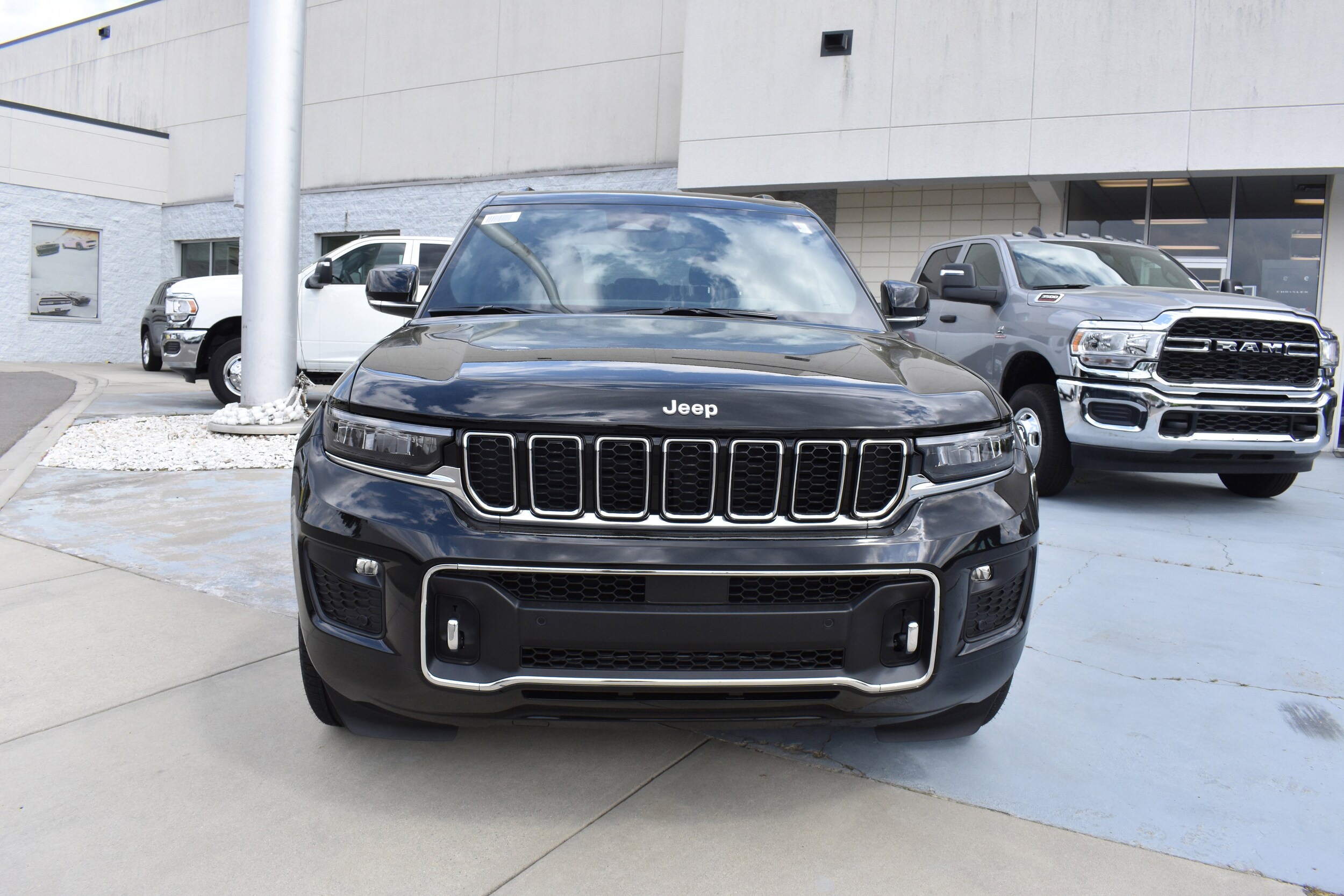 2025 Jeep Grand Cherokee Overland photo 3