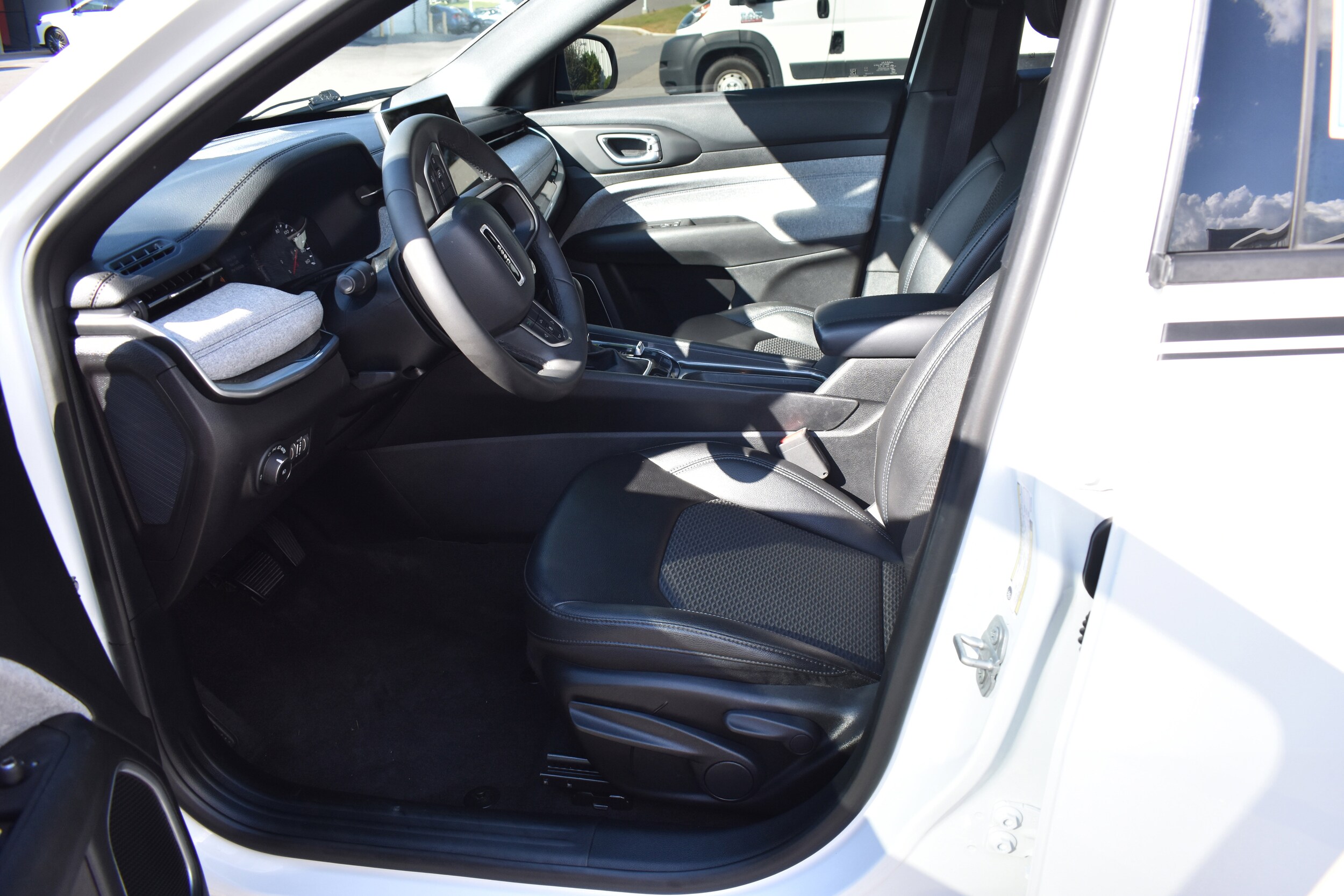 2024 Jeep Compass Latitude photo 2