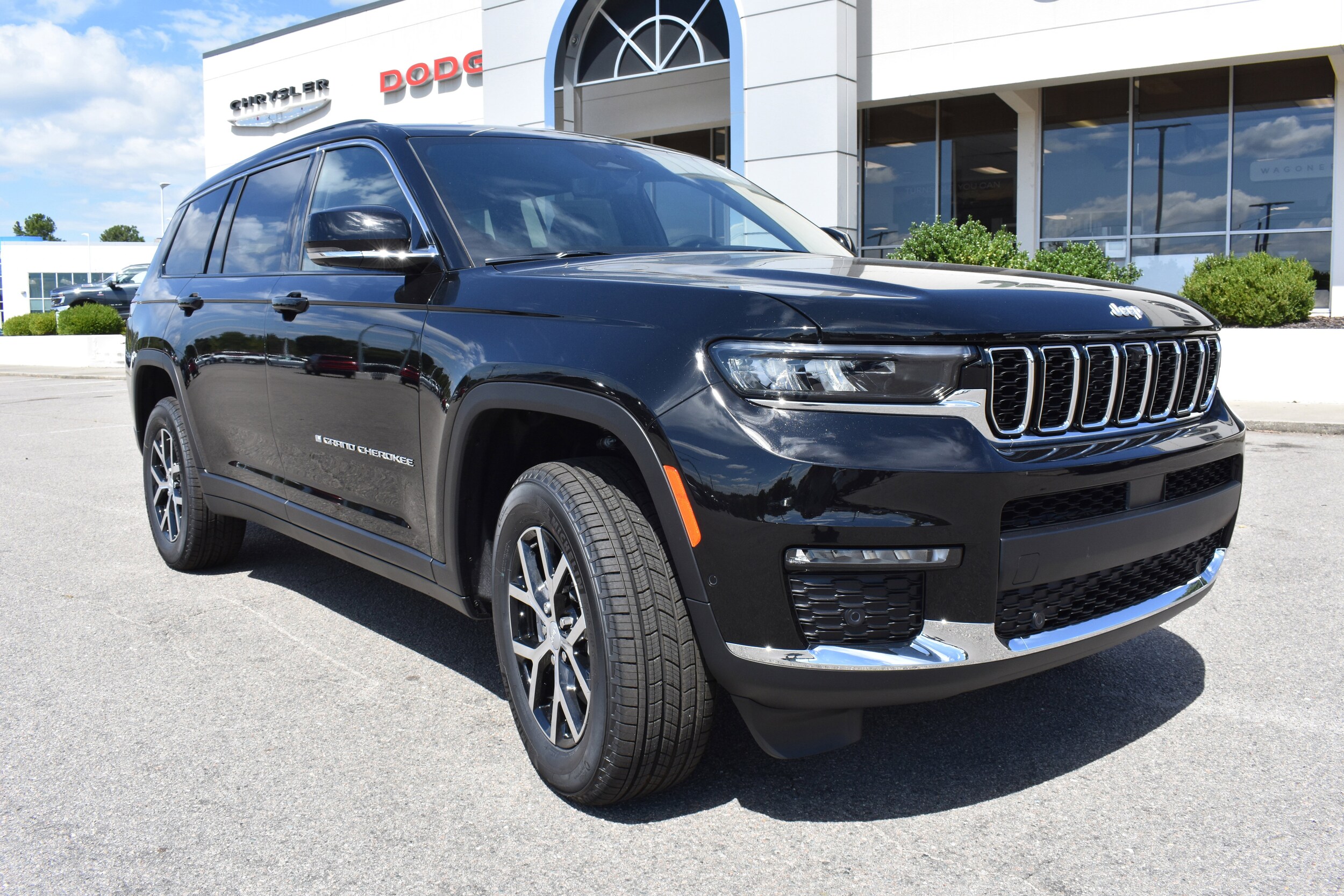 2025 Jeep Grand Cherokee Limited photo 2